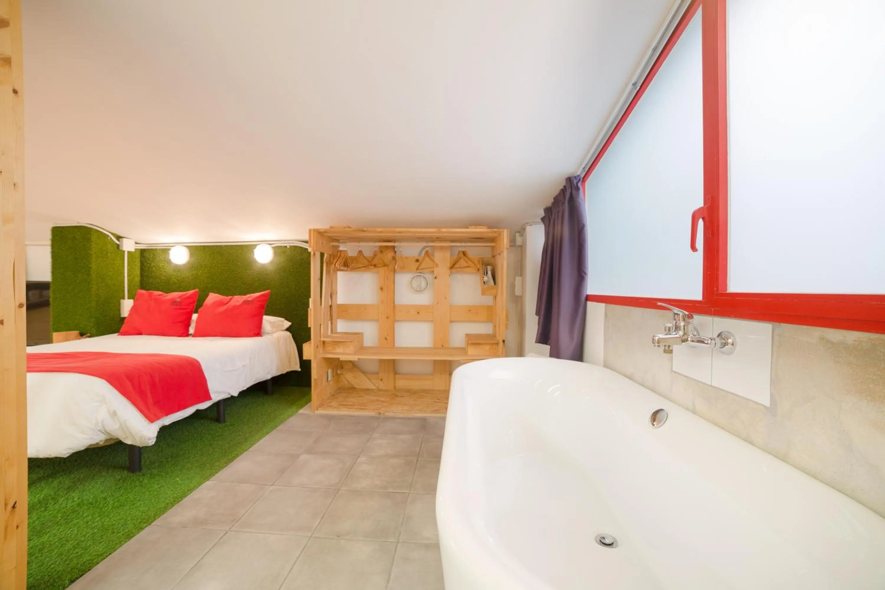 Bathroom, Bed in Tomate Rooms