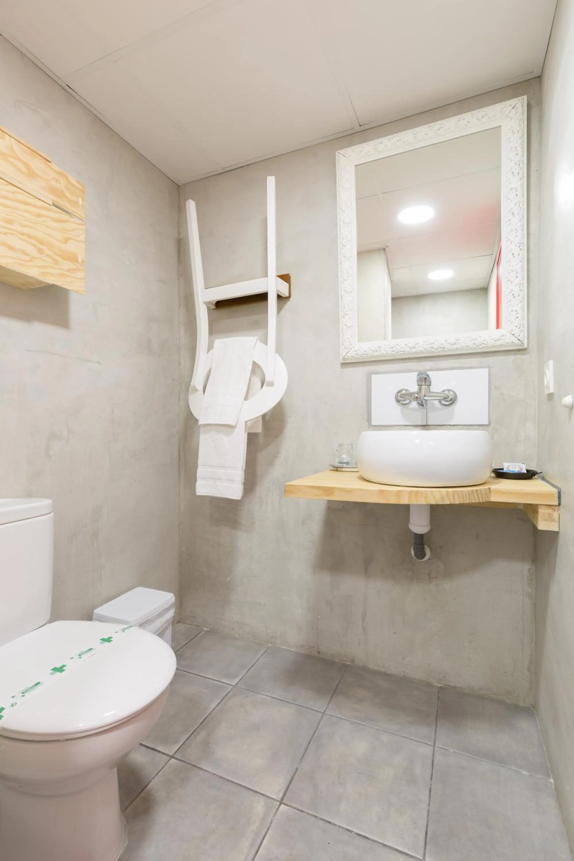 Toilet in Tomate Rooms