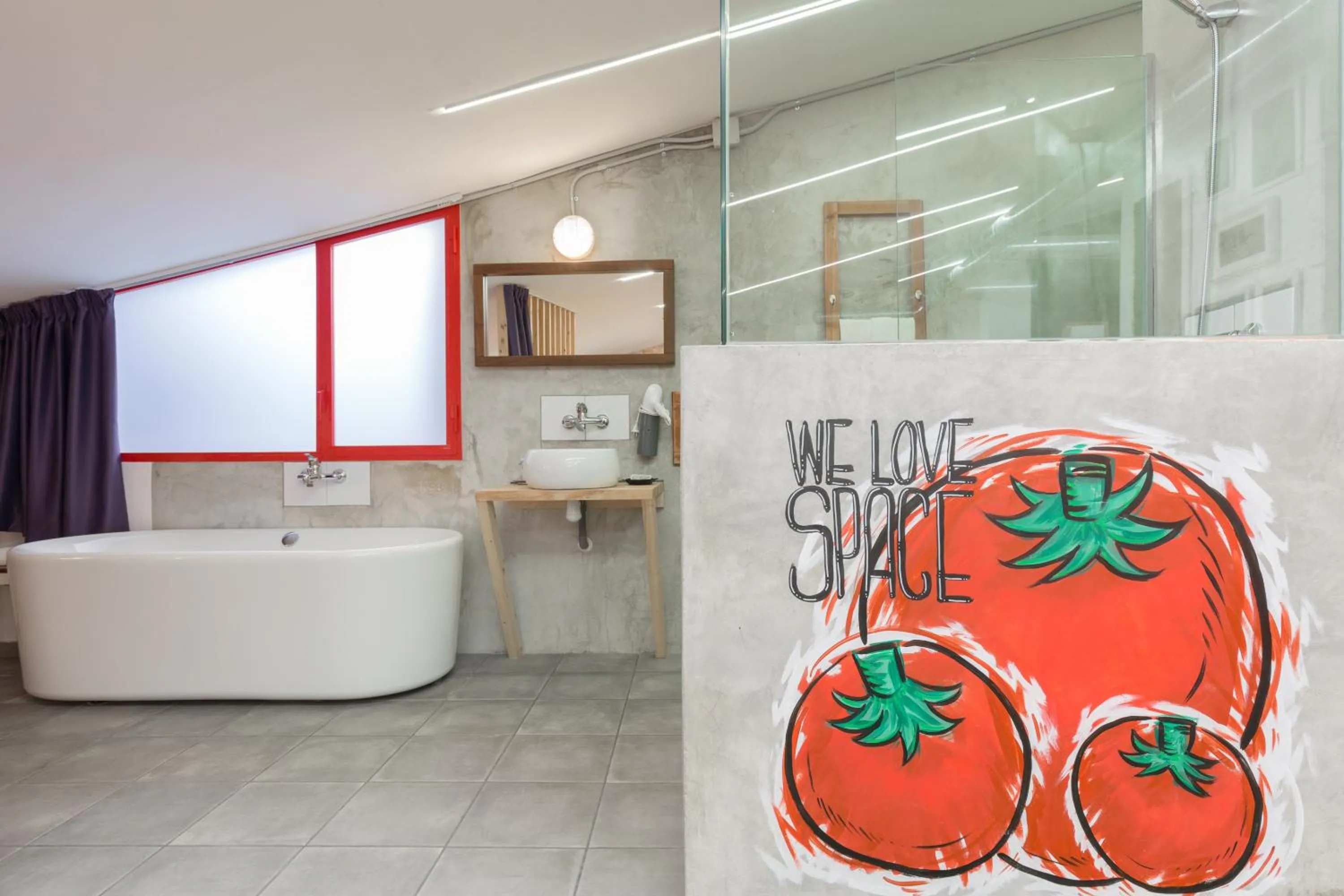 Shower in Tomate Rooms