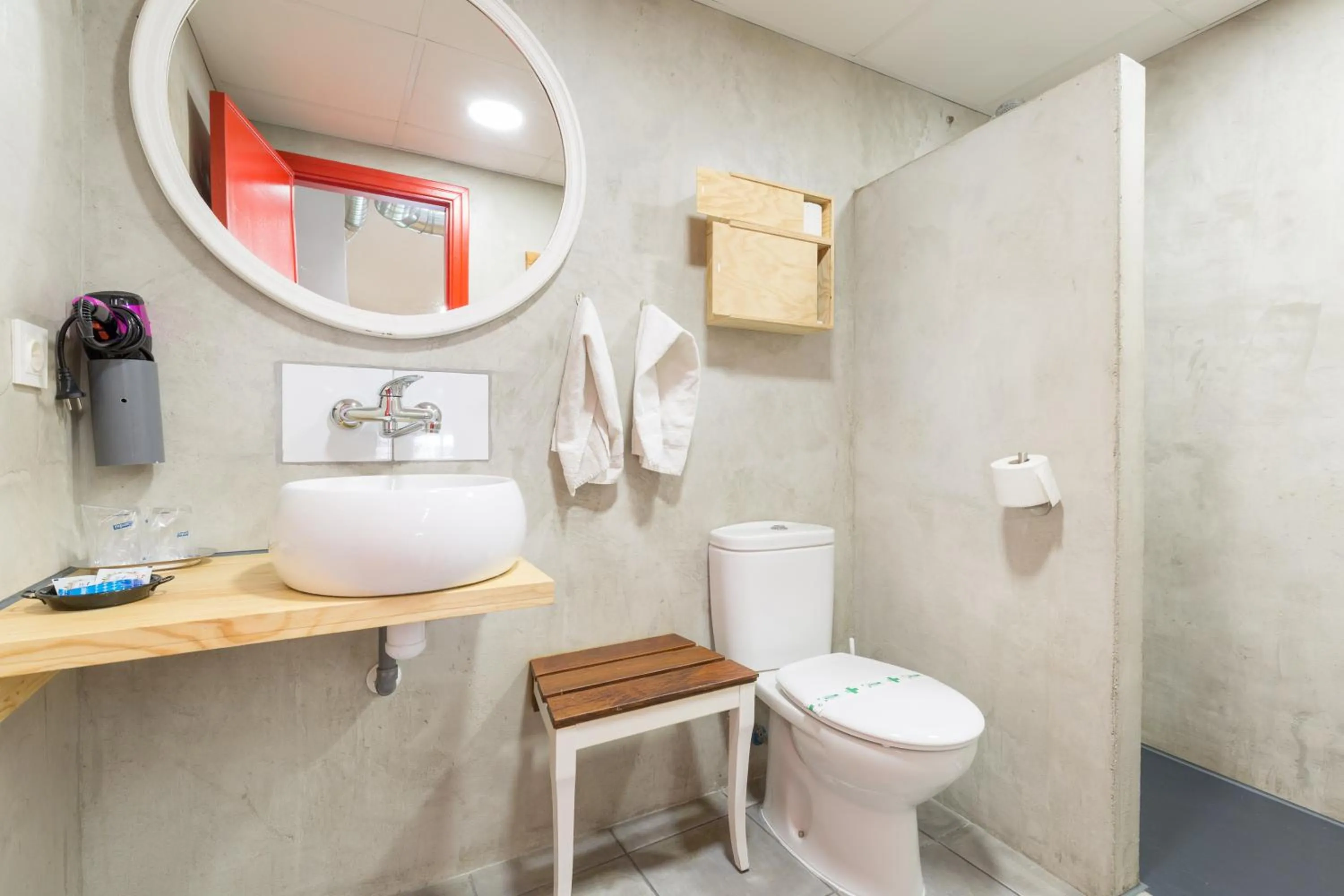 Shower in Tomate Rooms