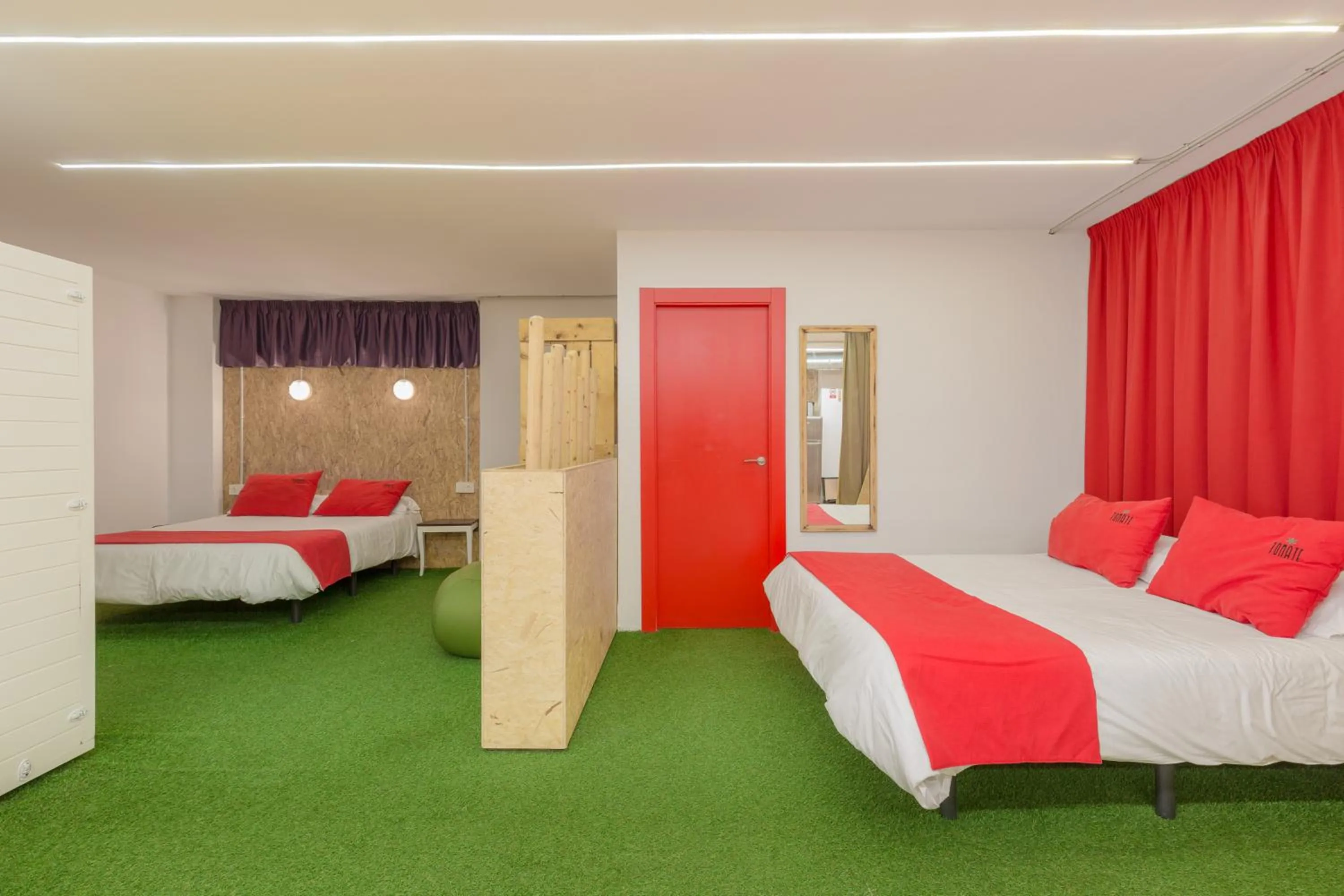 Bedroom, Bed in Tomate Rooms