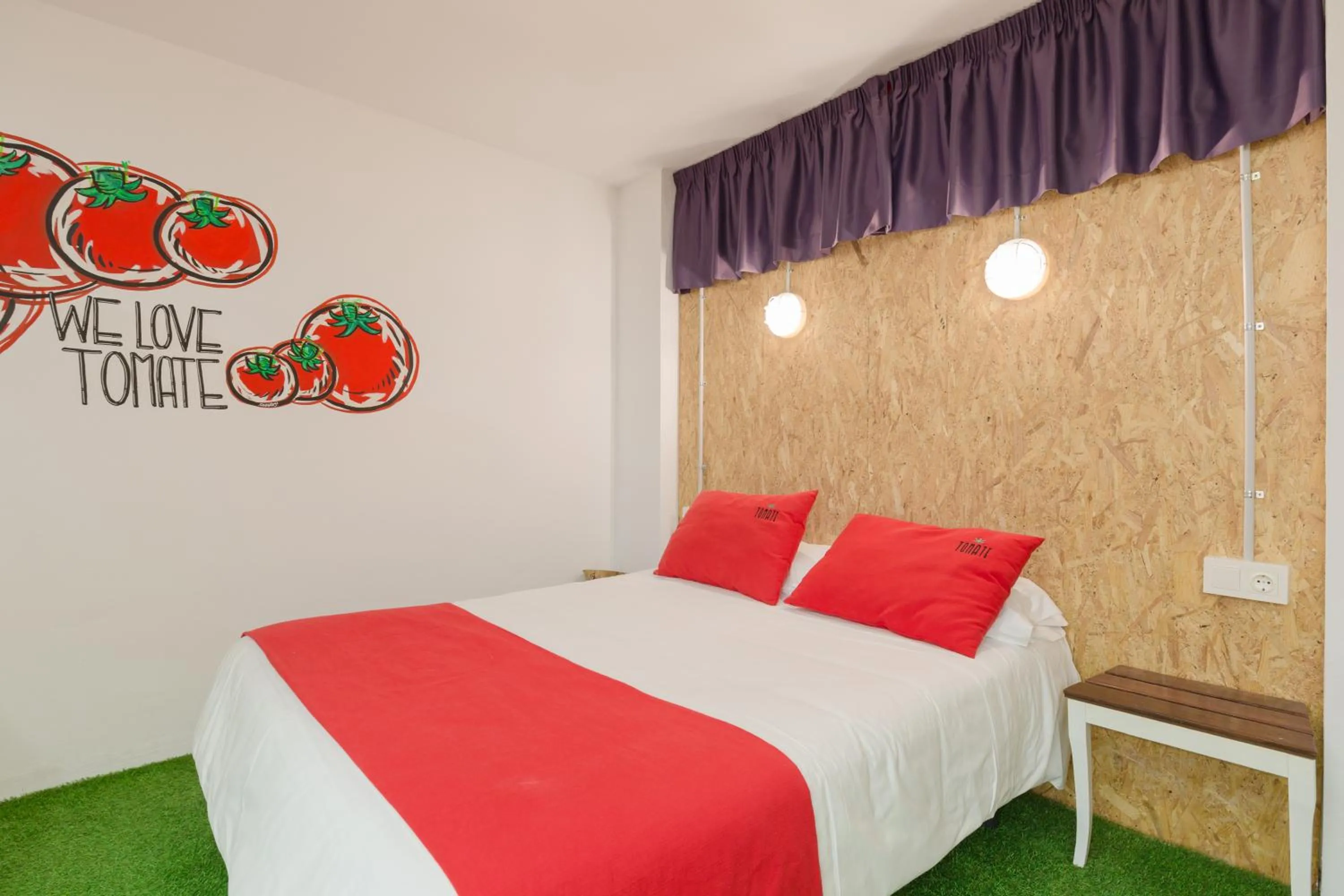 Bed in Tomate Rooms