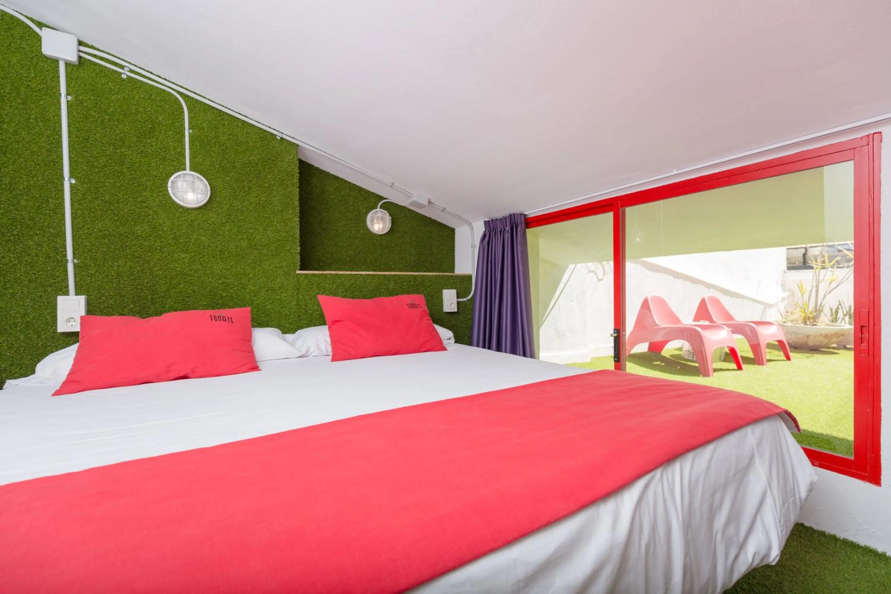 Bed in Tomate Rooms