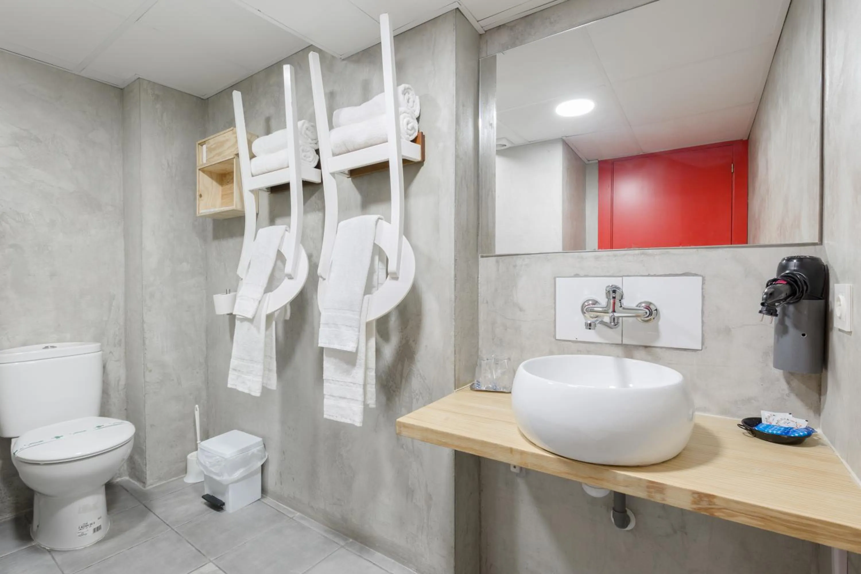 Toilet in Tomate Rooms
