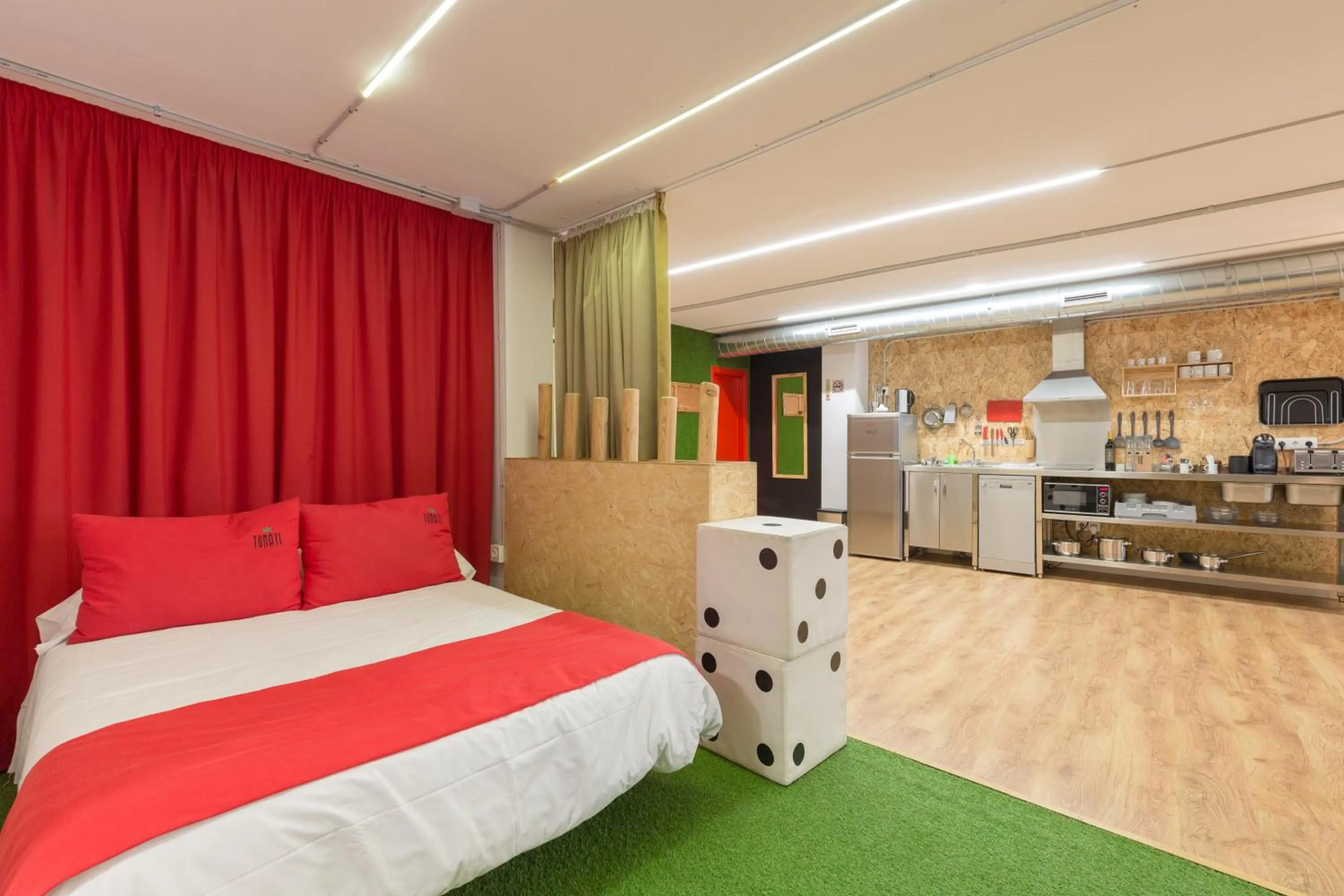 Bedroom, Bed in Tomate Rooms