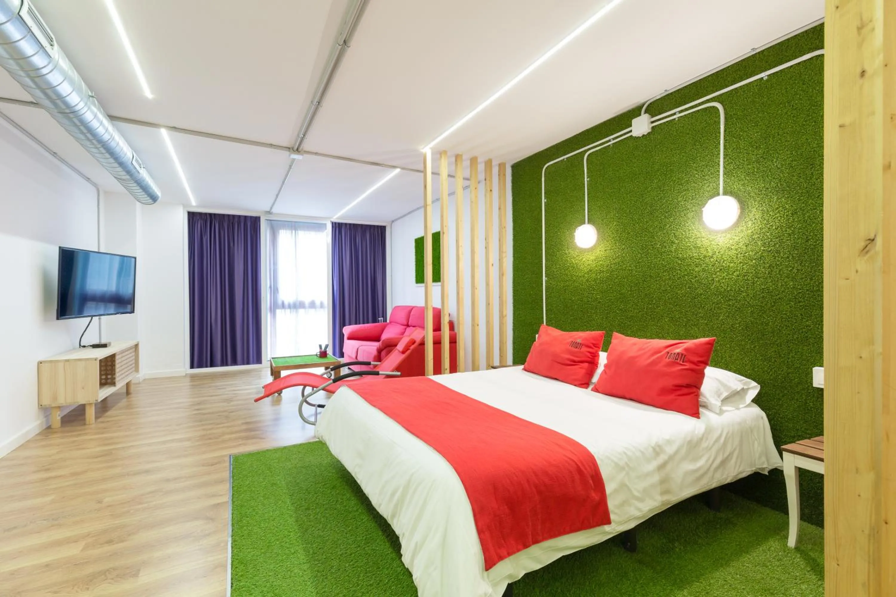 Bed in Tomate Rooms