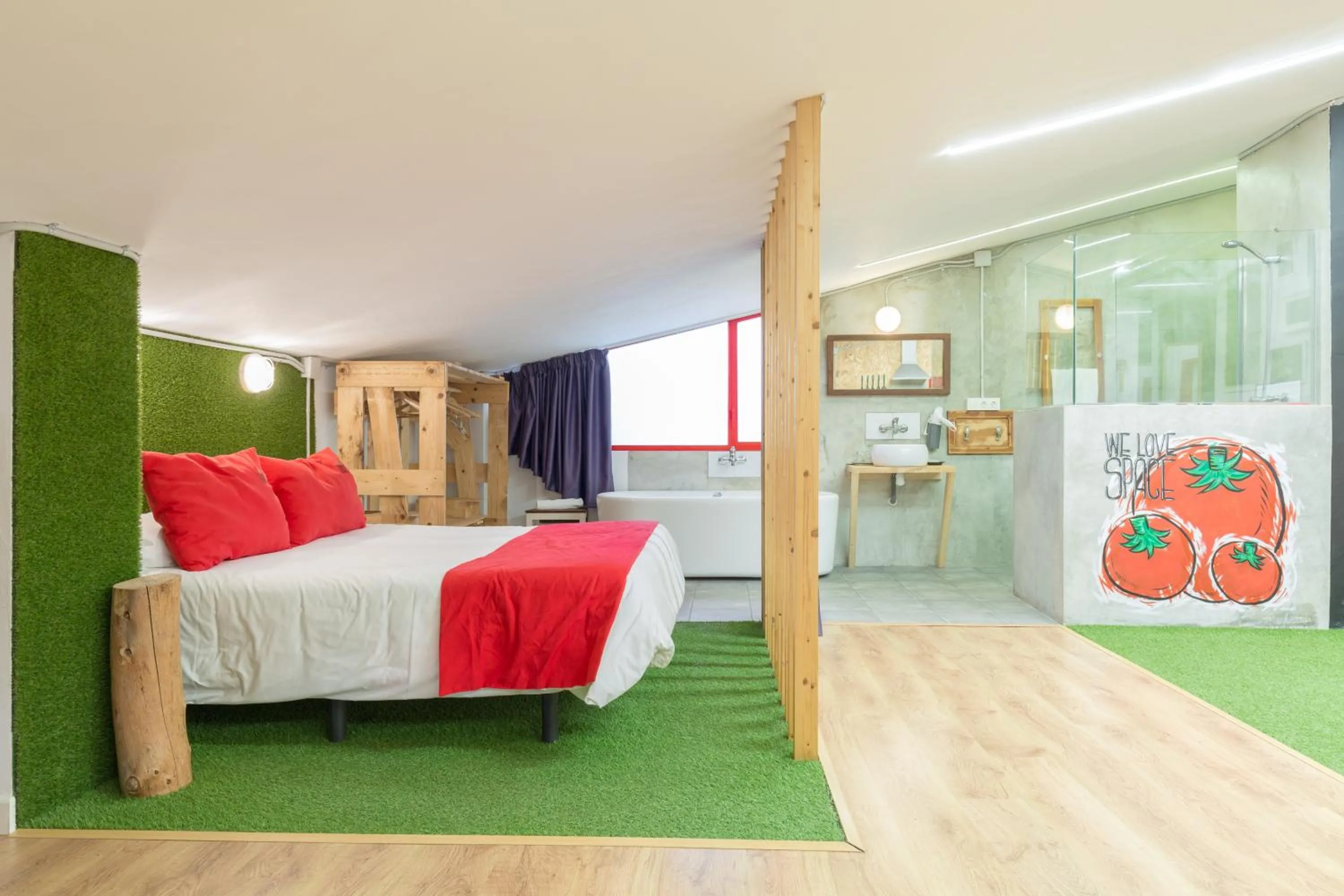 Photo of the whole room, Bed in Tomate Rooms