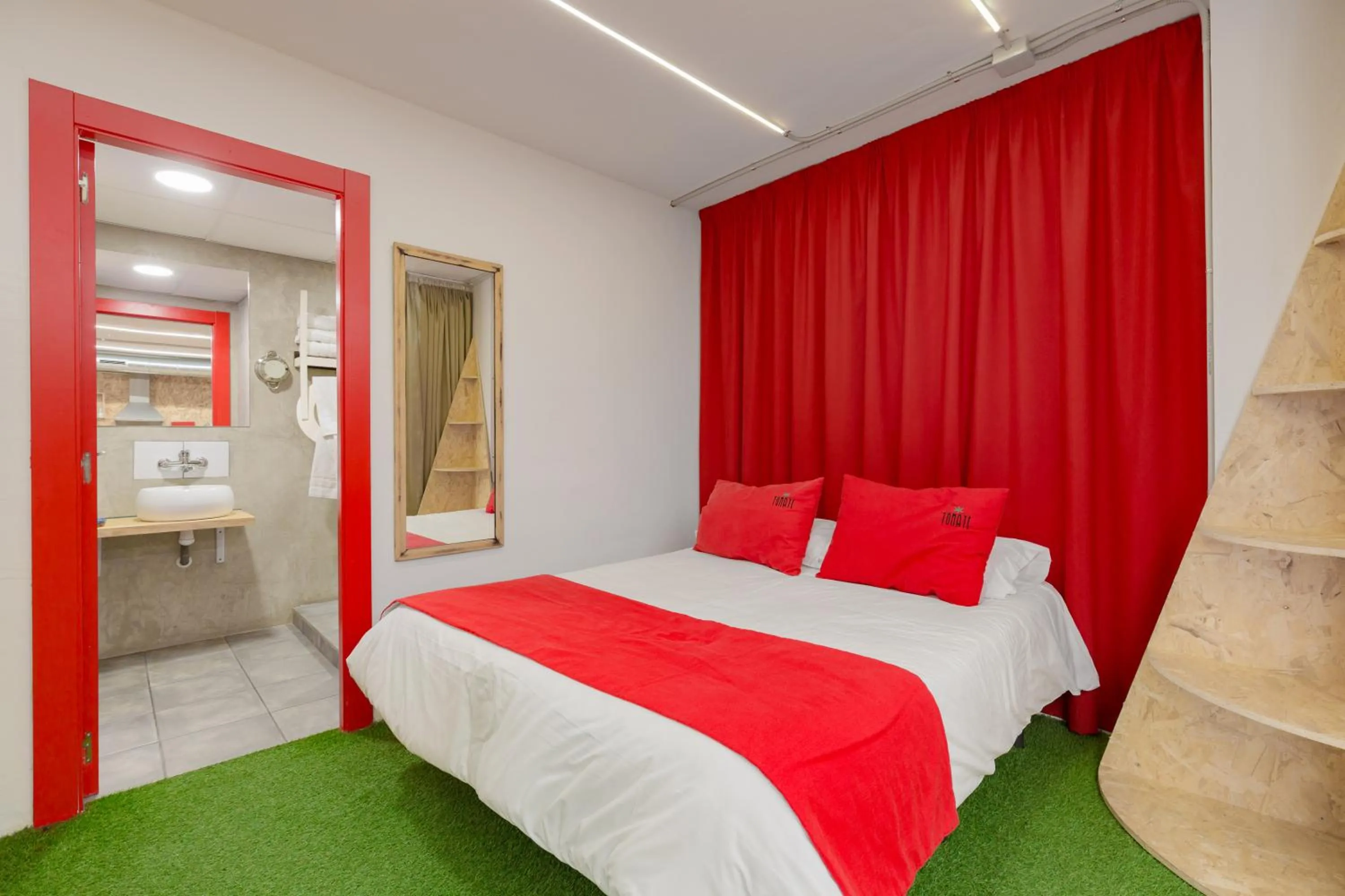 Bathroom, Bed in Tomate Rooms