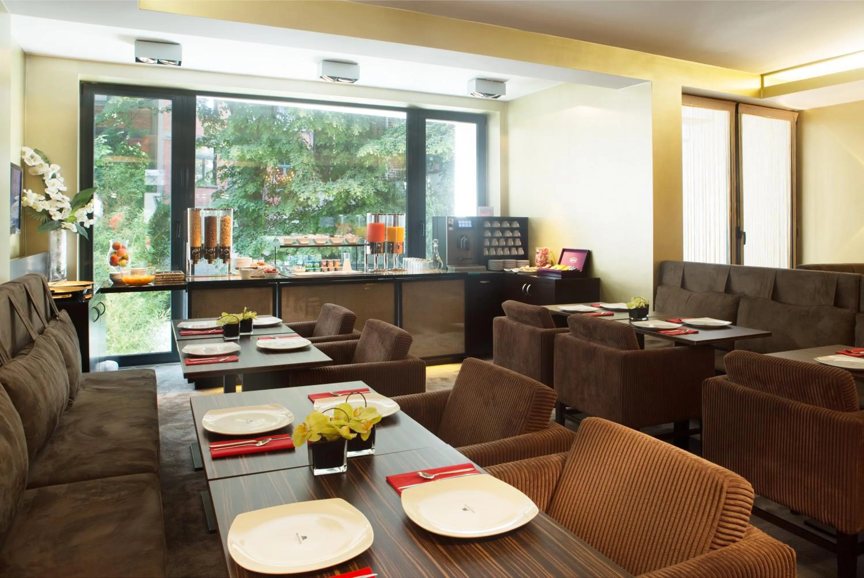 Restaurant/places to eat in Hotel The Neufchatel