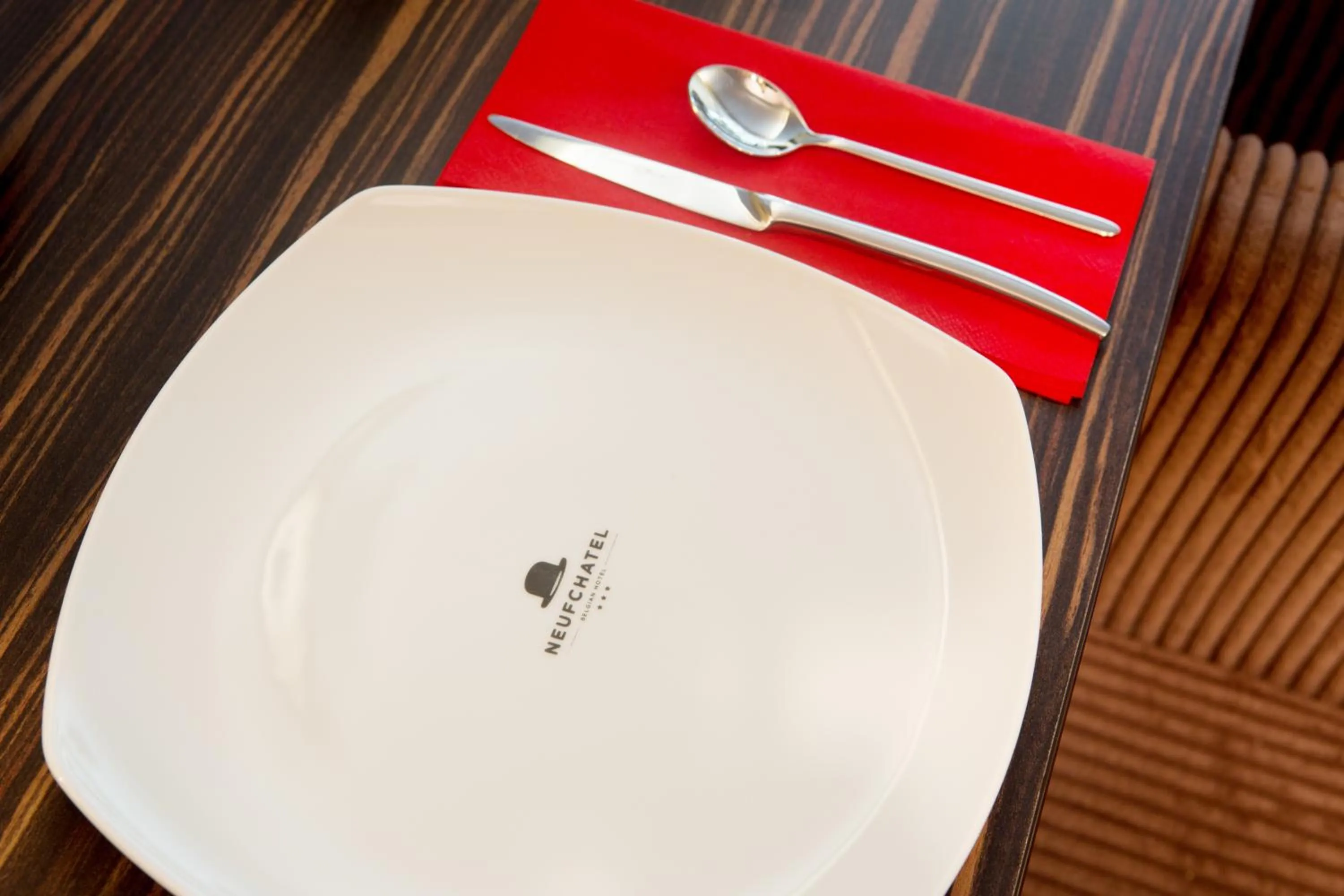 Restaurant/places to eat in Hotel The Neufchatel