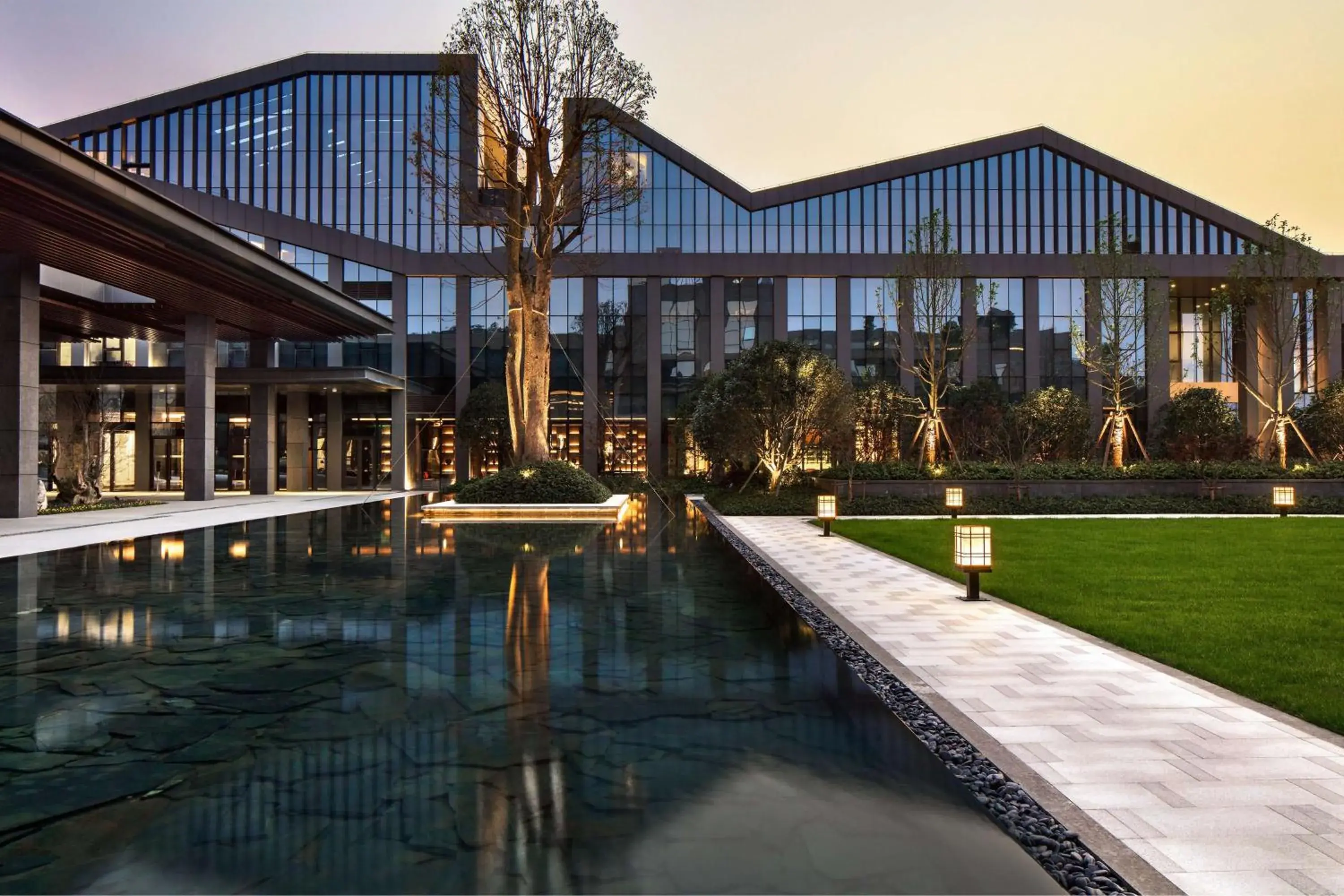 Property building in Hilton Ningbo Dongqian Lake Property building in Hilton Ningbo Dongqian Lake