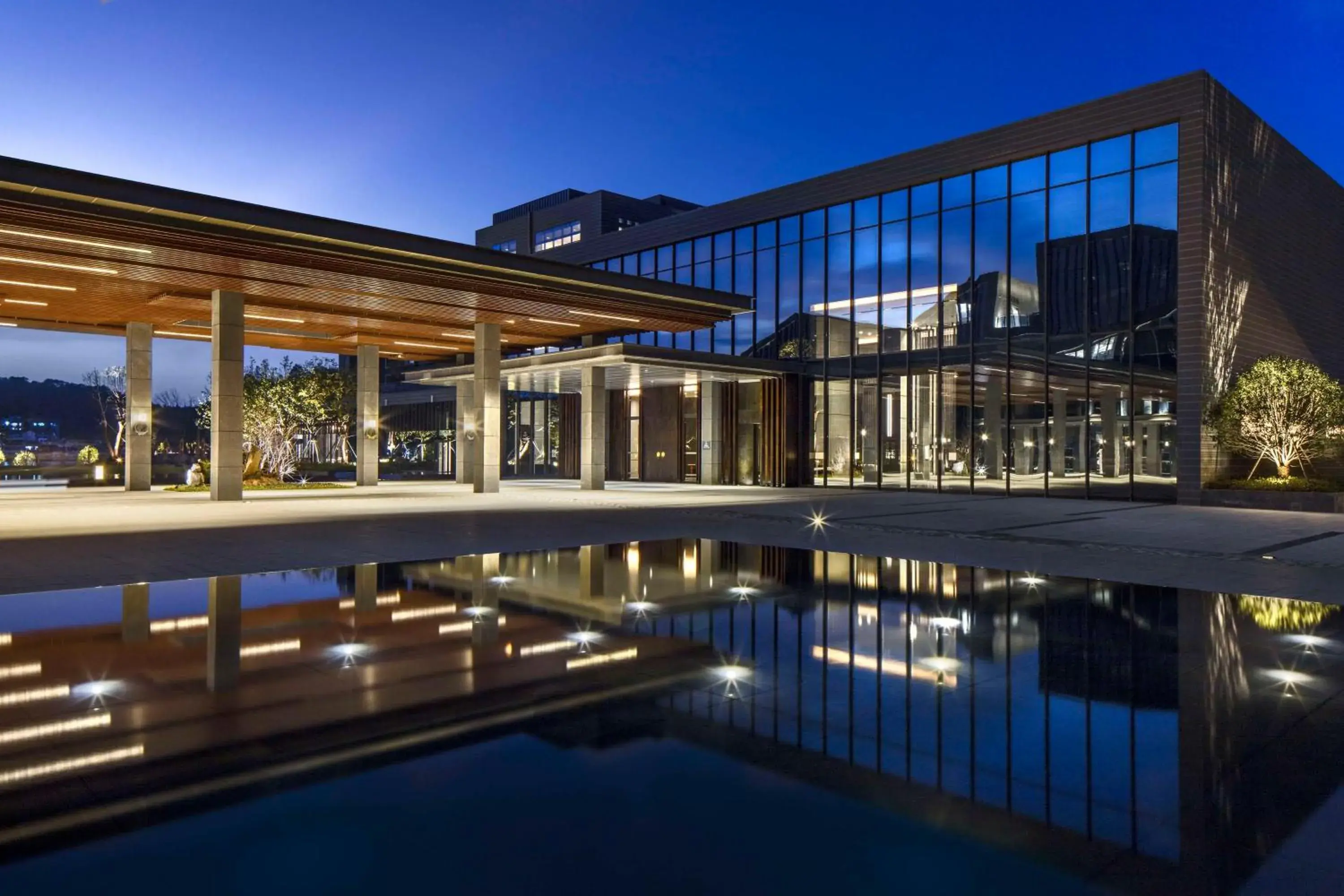 Property building in Hilton Ningbo Dongqian Lake Property building in Hilton Ningbo Dongqian Lake