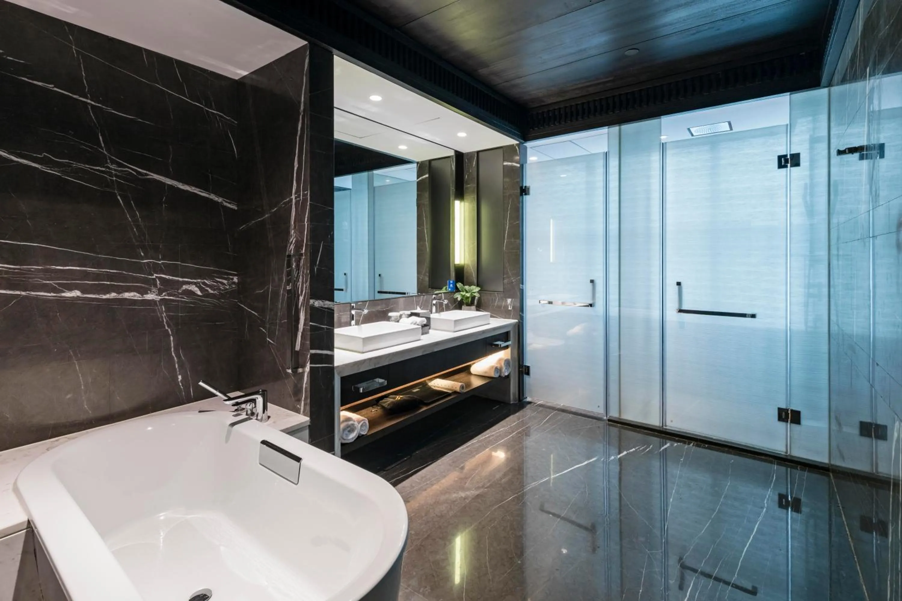 Toilet in Hilton Ningbo Dongqian Lake