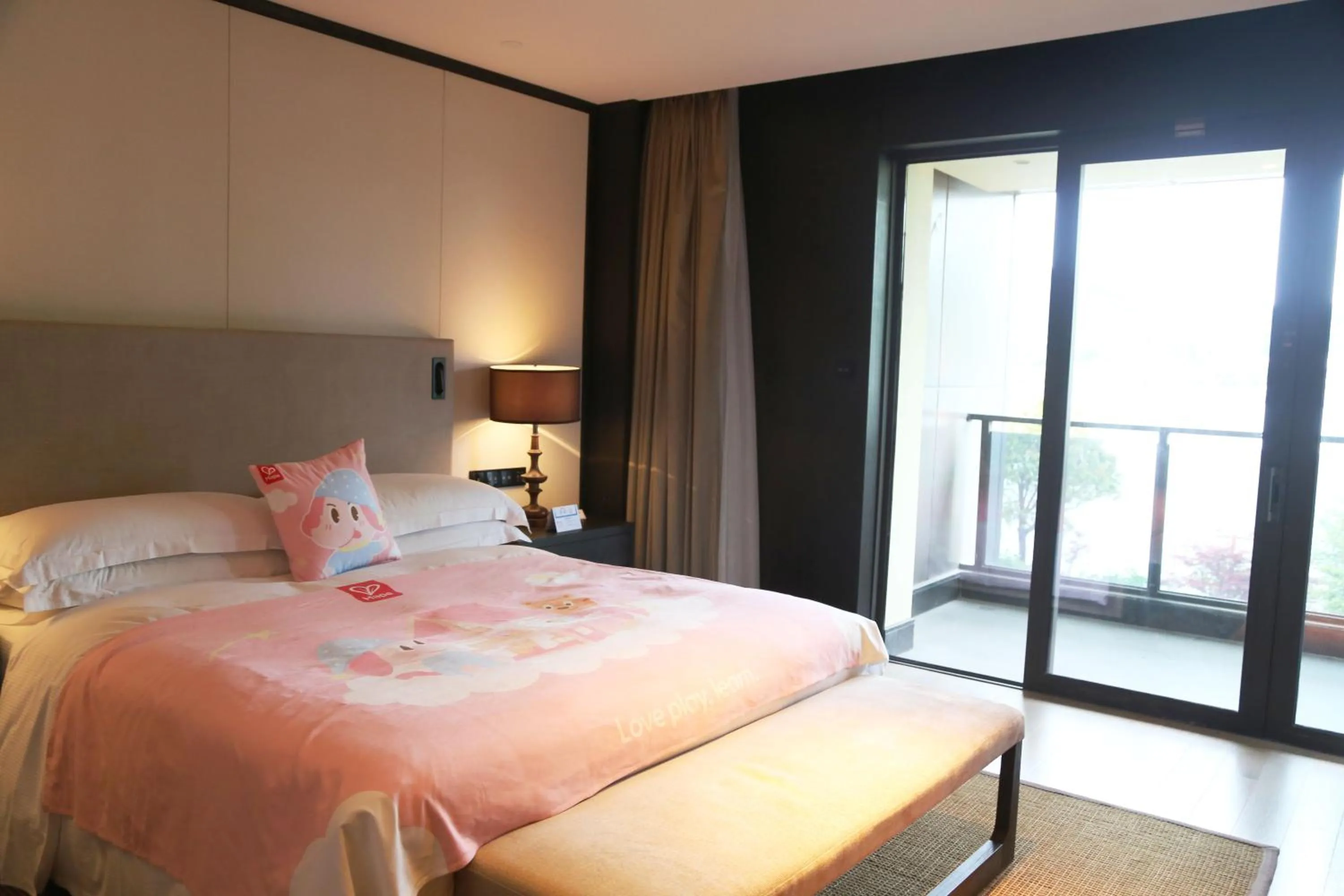 Bedroom, Bed in Hilton Ningbo Dongqian Lake