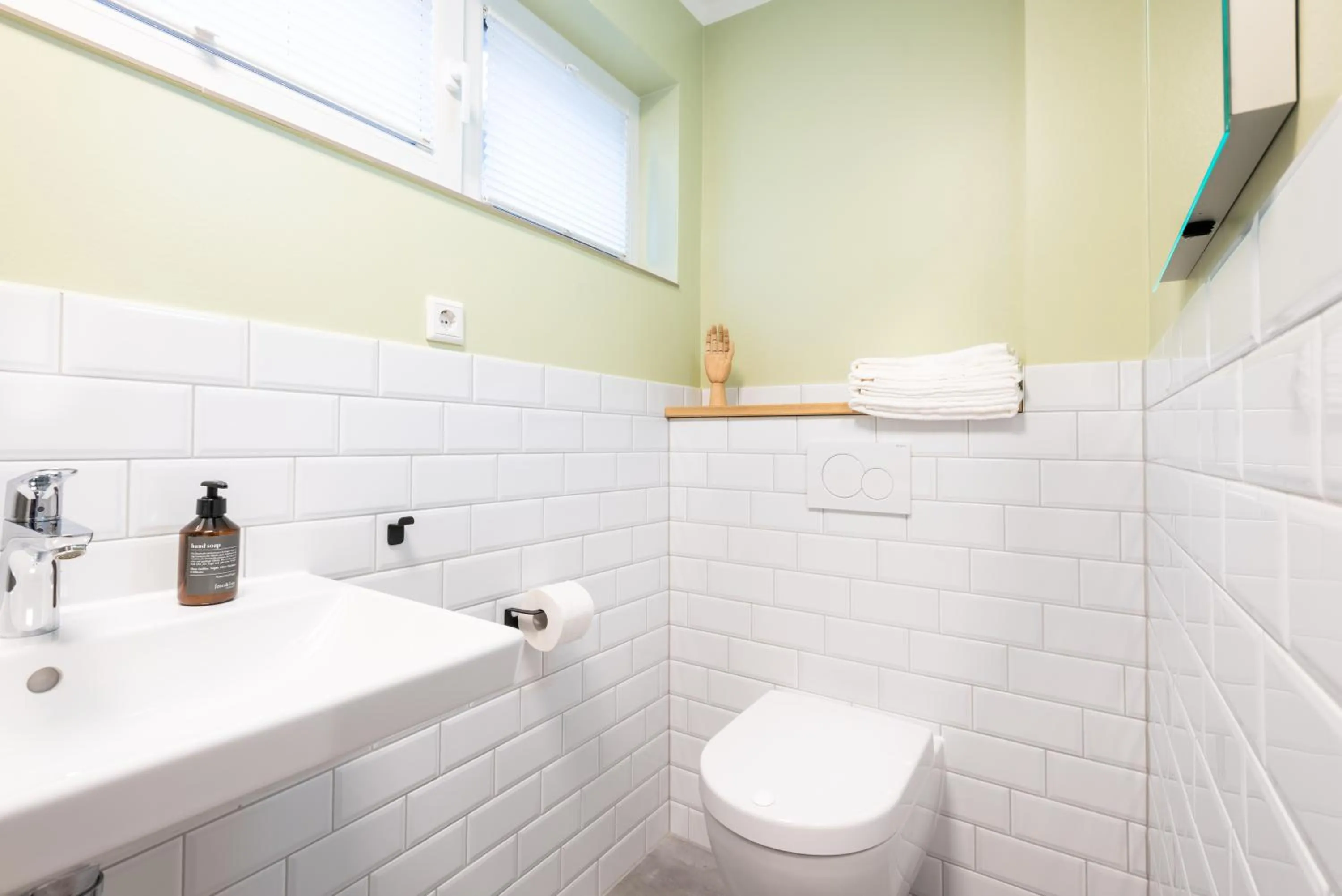 Toilet in The Woodmans Airport Boardinghouse