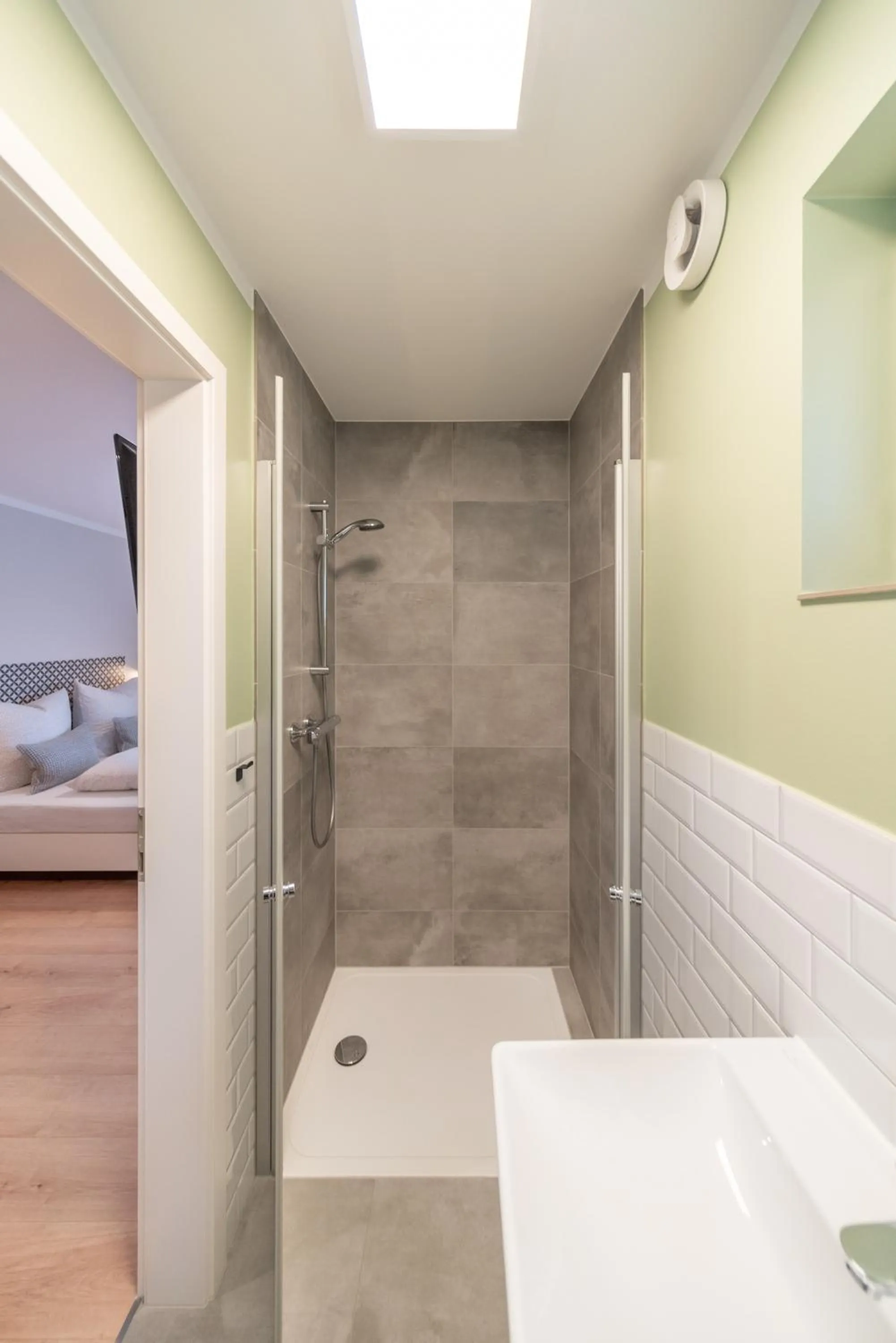 Bathroom in The Woodmans Airport Boardinghouse