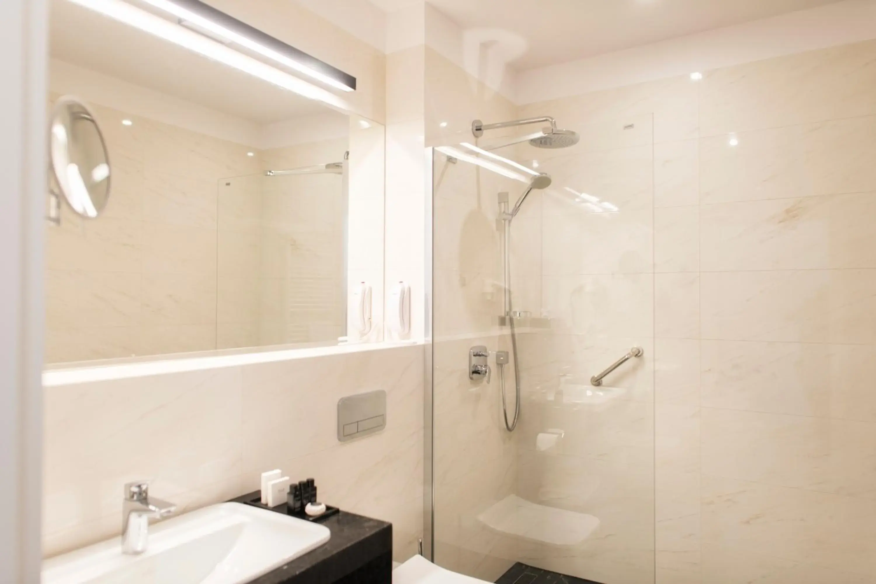 Bathroom in Hotel Royal & Spa Bathroom in Hotel Royal & Spa