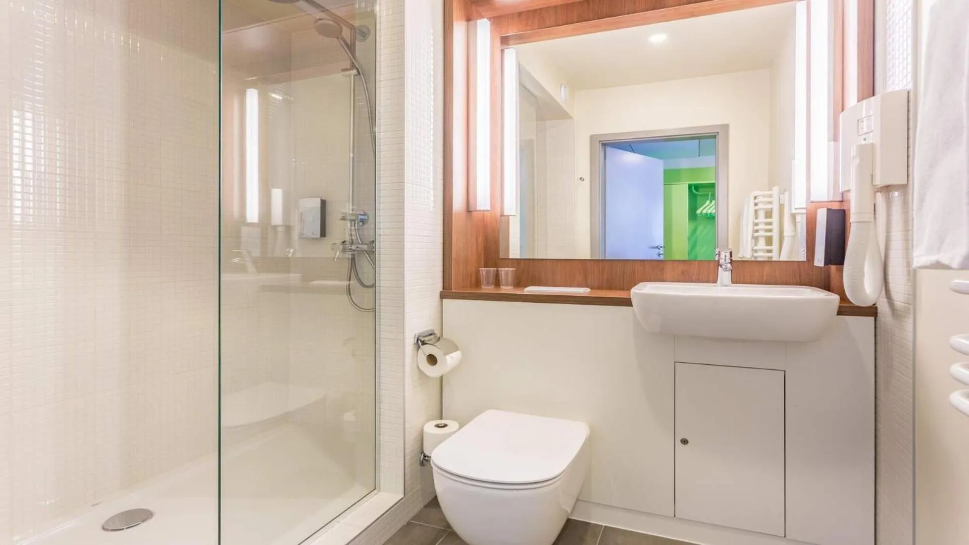 Shower in B&B Hotel Nowy Targ Centrum