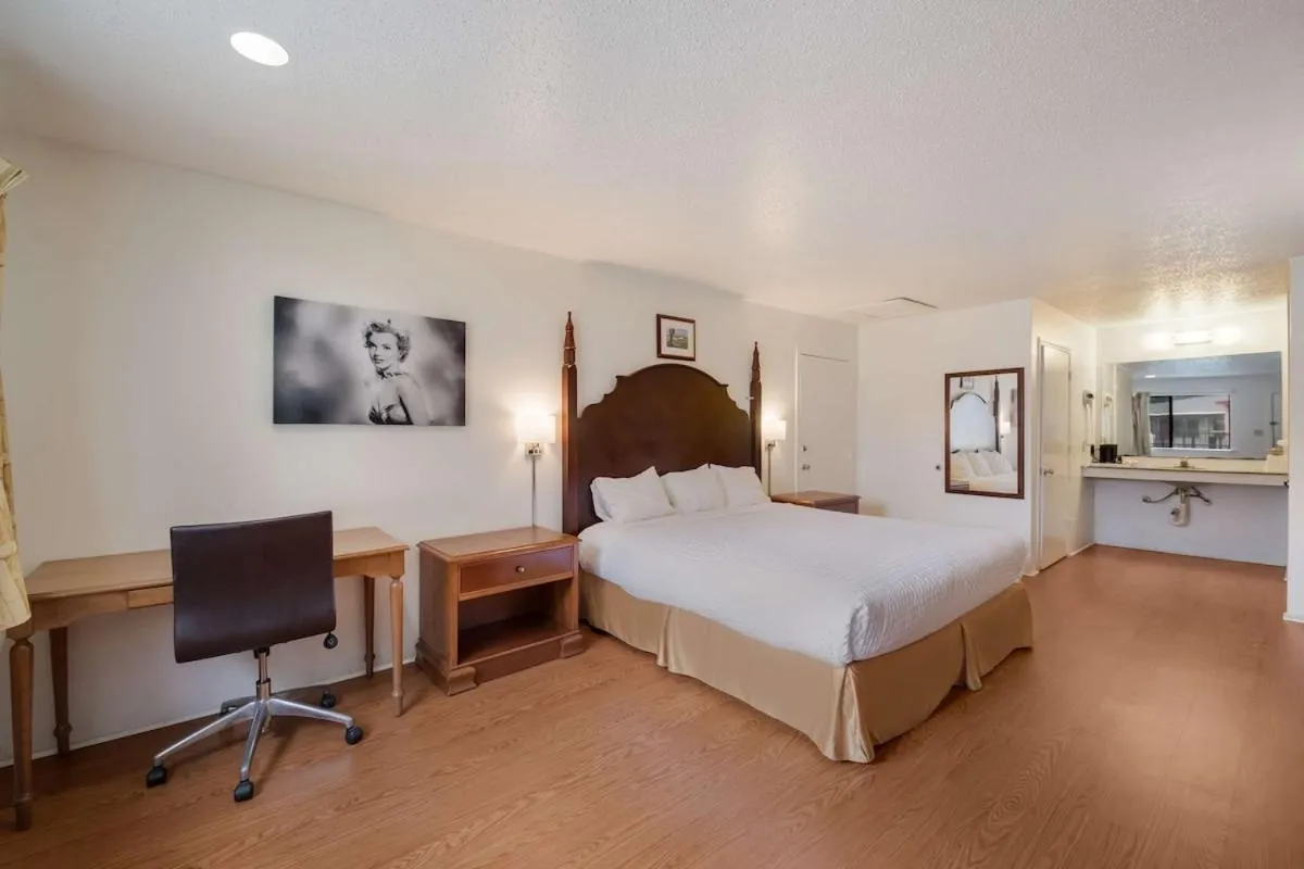 Property building, Bed in Americas Best Value Inn Lockhart TX