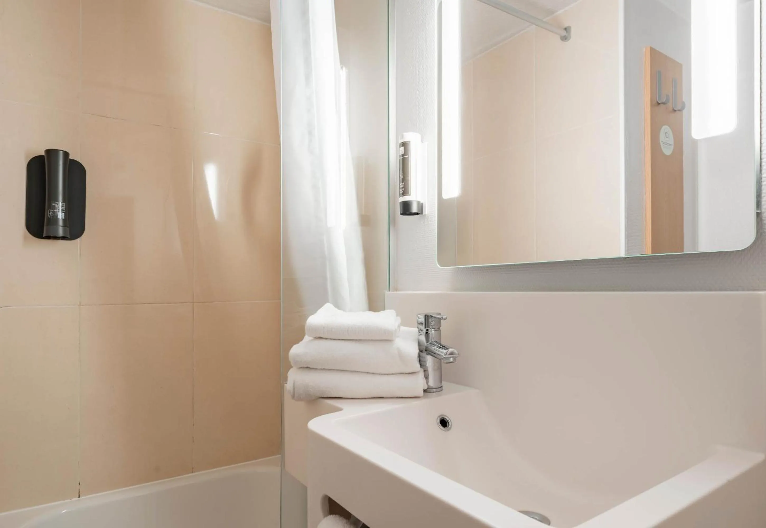 Bathroom in B&B HOTEL CALAIS Coquelles Tunnel sous La Manche