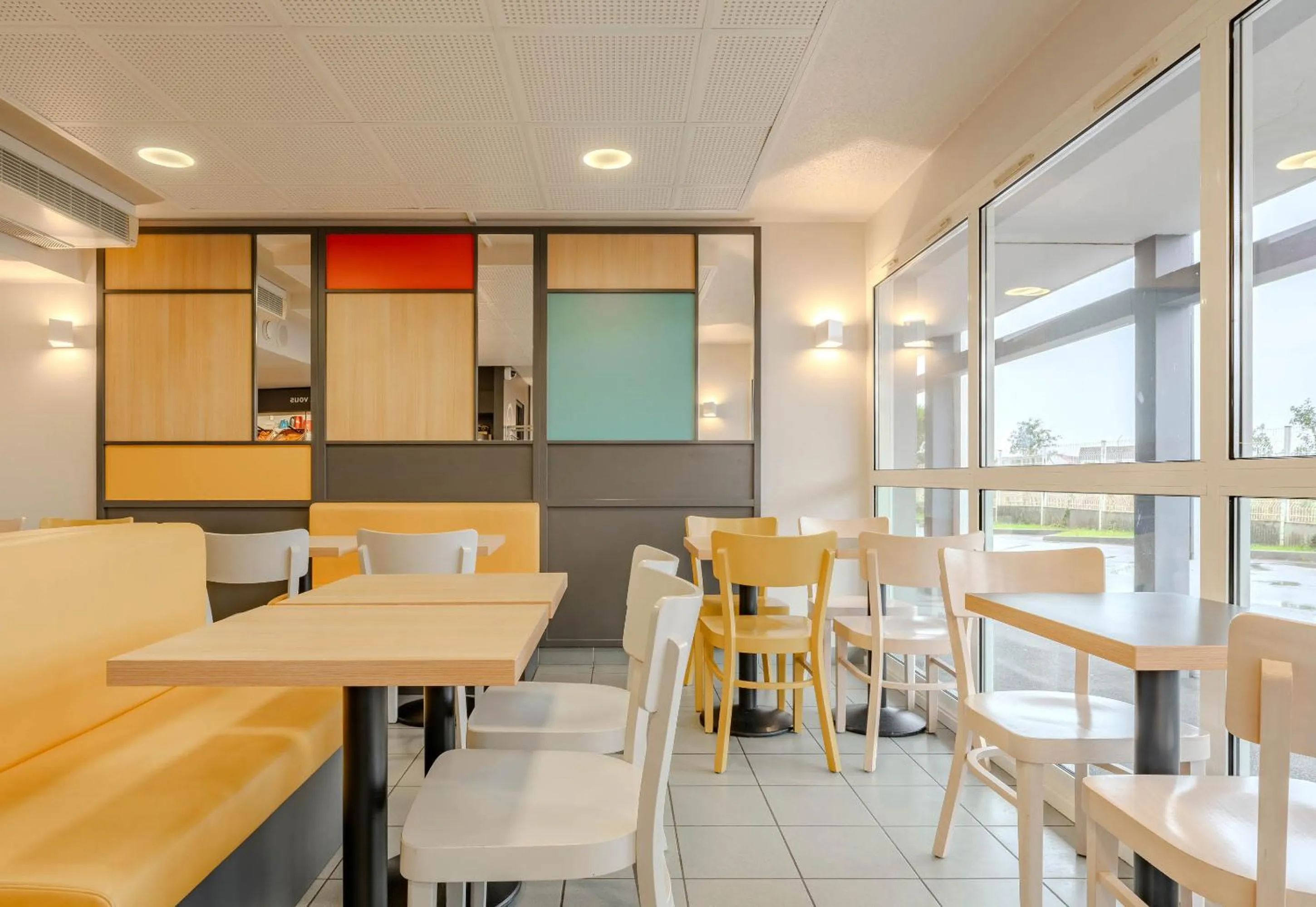 Breakfast in B&B HOTEL CALAIS Coquelles Tunnel sous La Manche