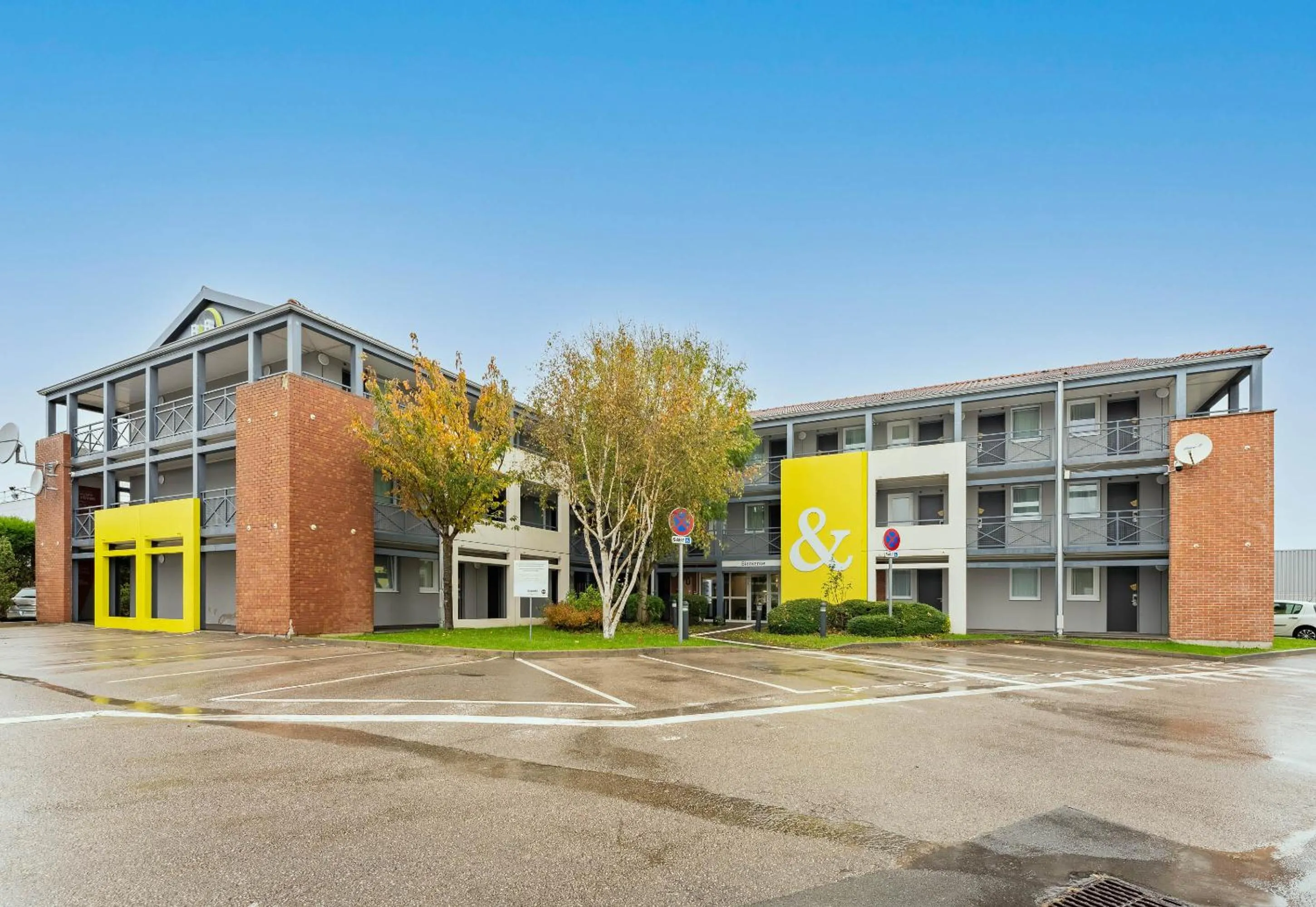 Property building in B&B HOTEL CALAIS Coquelles Tunnel sous La Manche