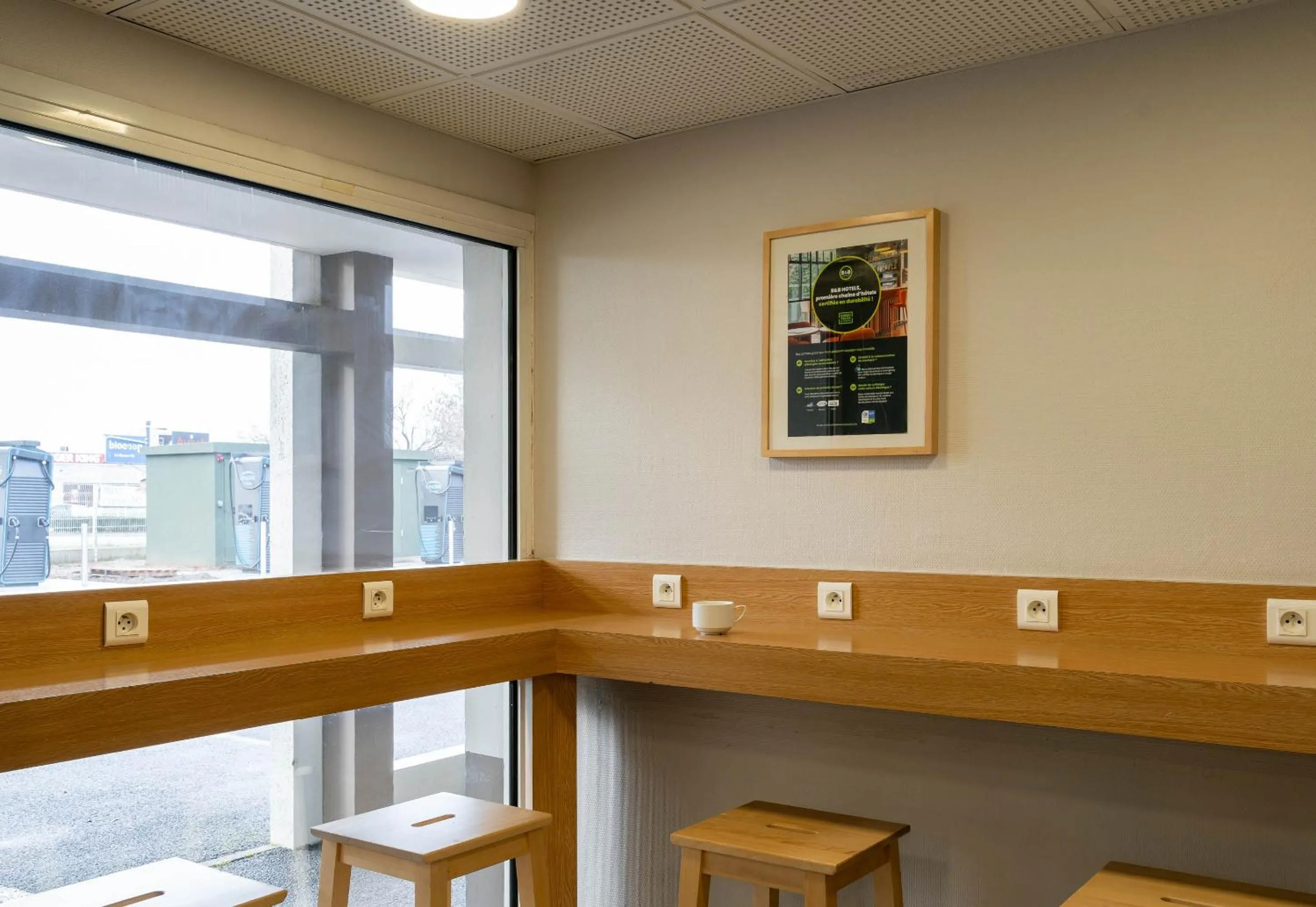 Restaurant/places to eat in B&B HOTEL Saint-Nazaire Trignac