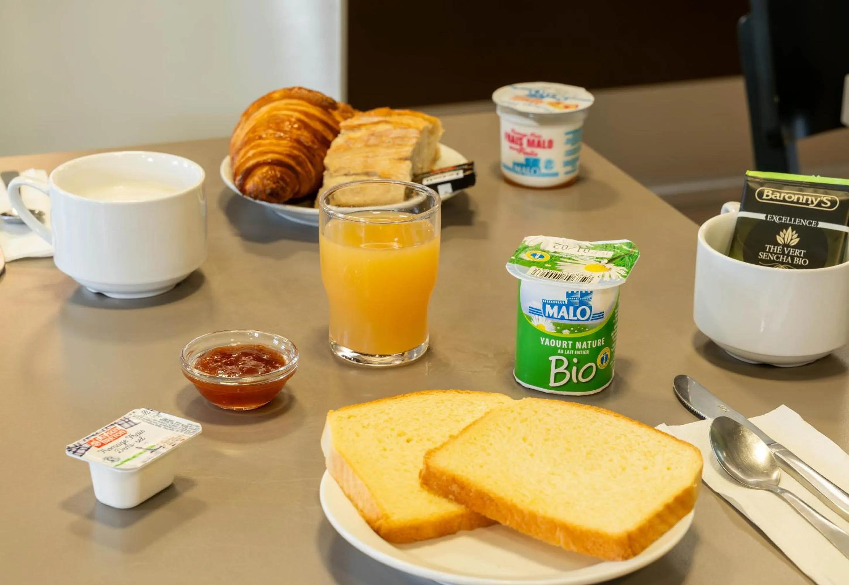 Breakfast in B&B HOTEL Saint-Nazaire Trignac