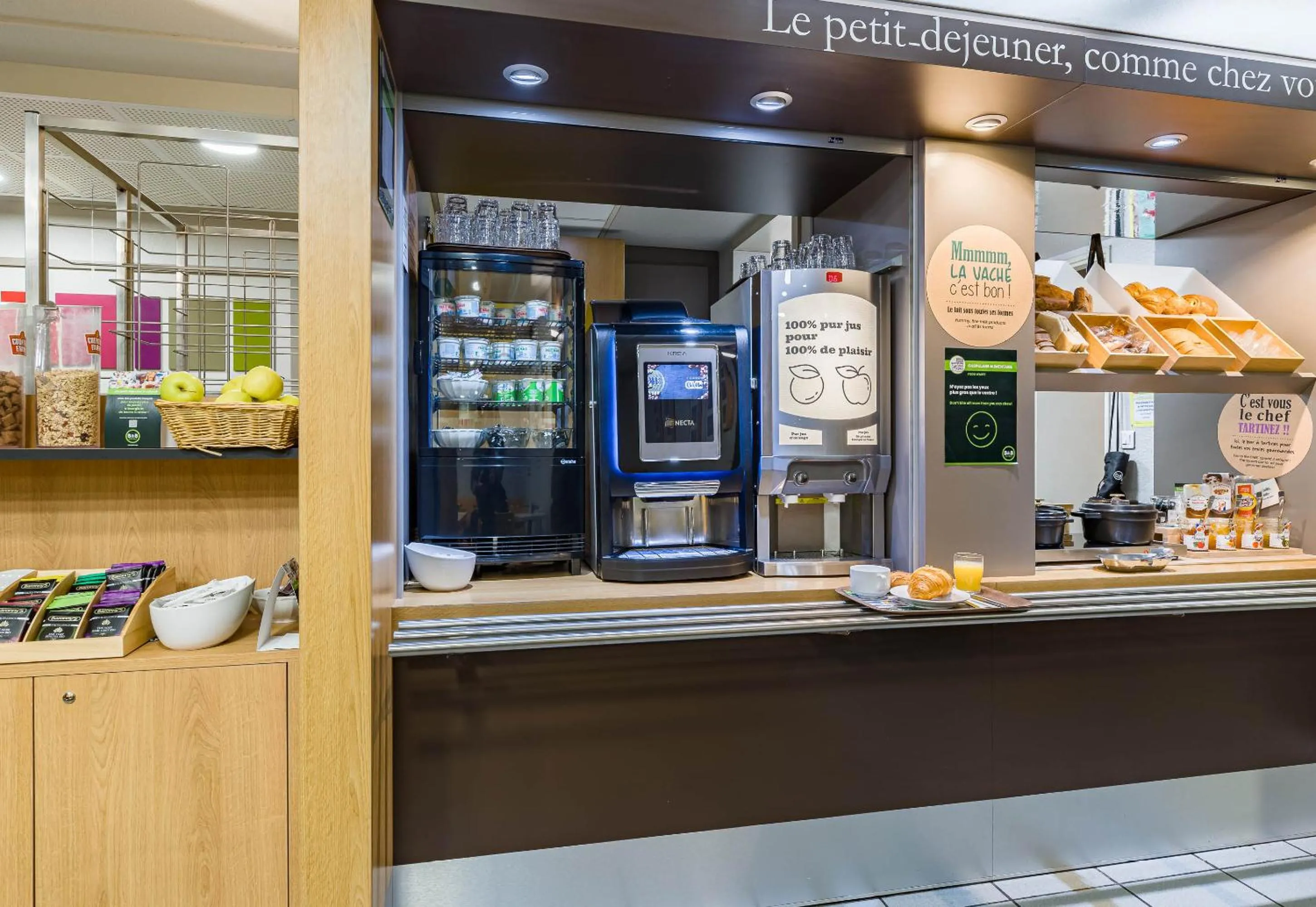 Buffet breakfast in B&B HOTEL TOURS Sud Joué-lès-Tours