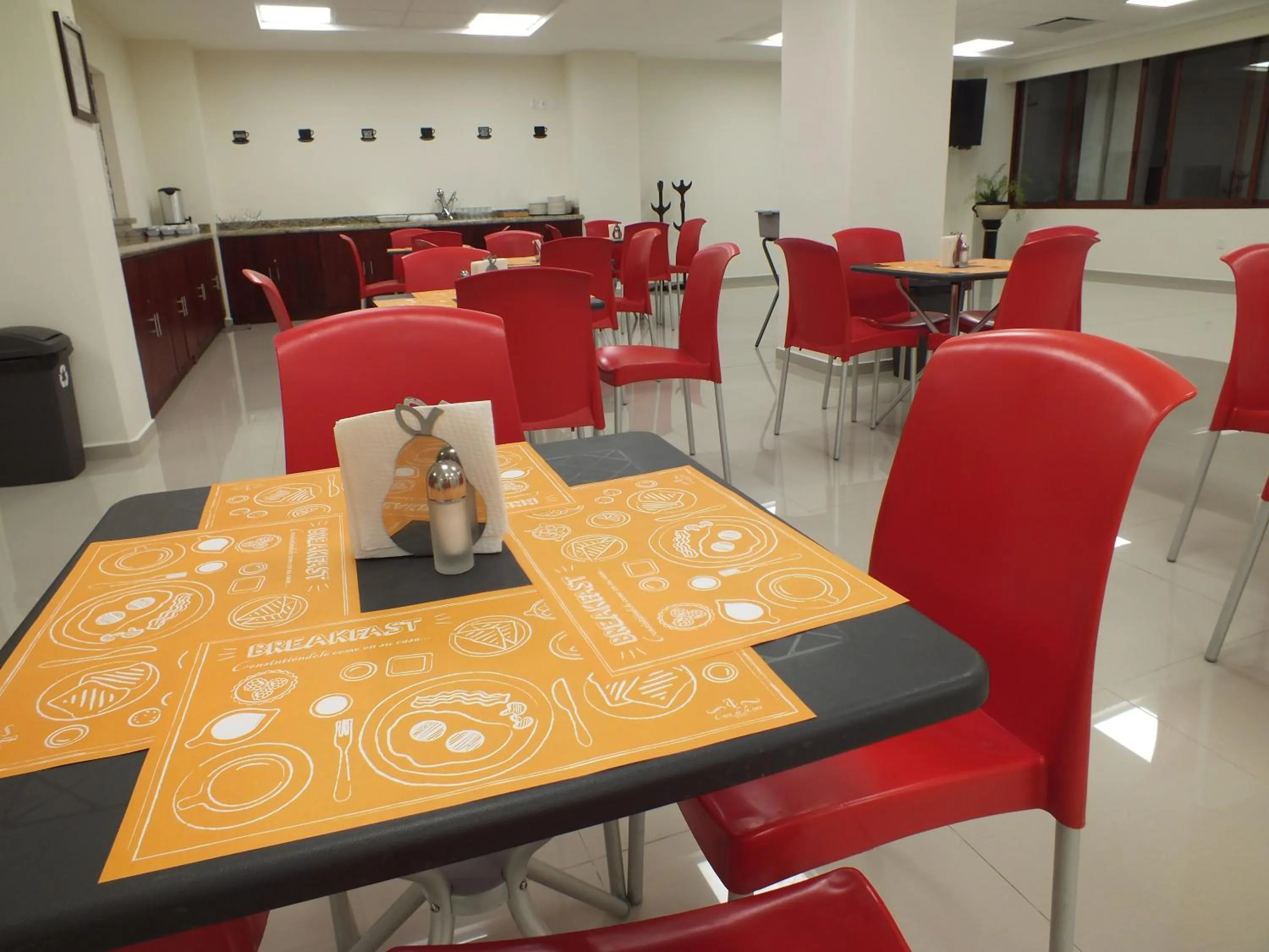 Restaurant/places to eat in Casa de la iaia Hotel