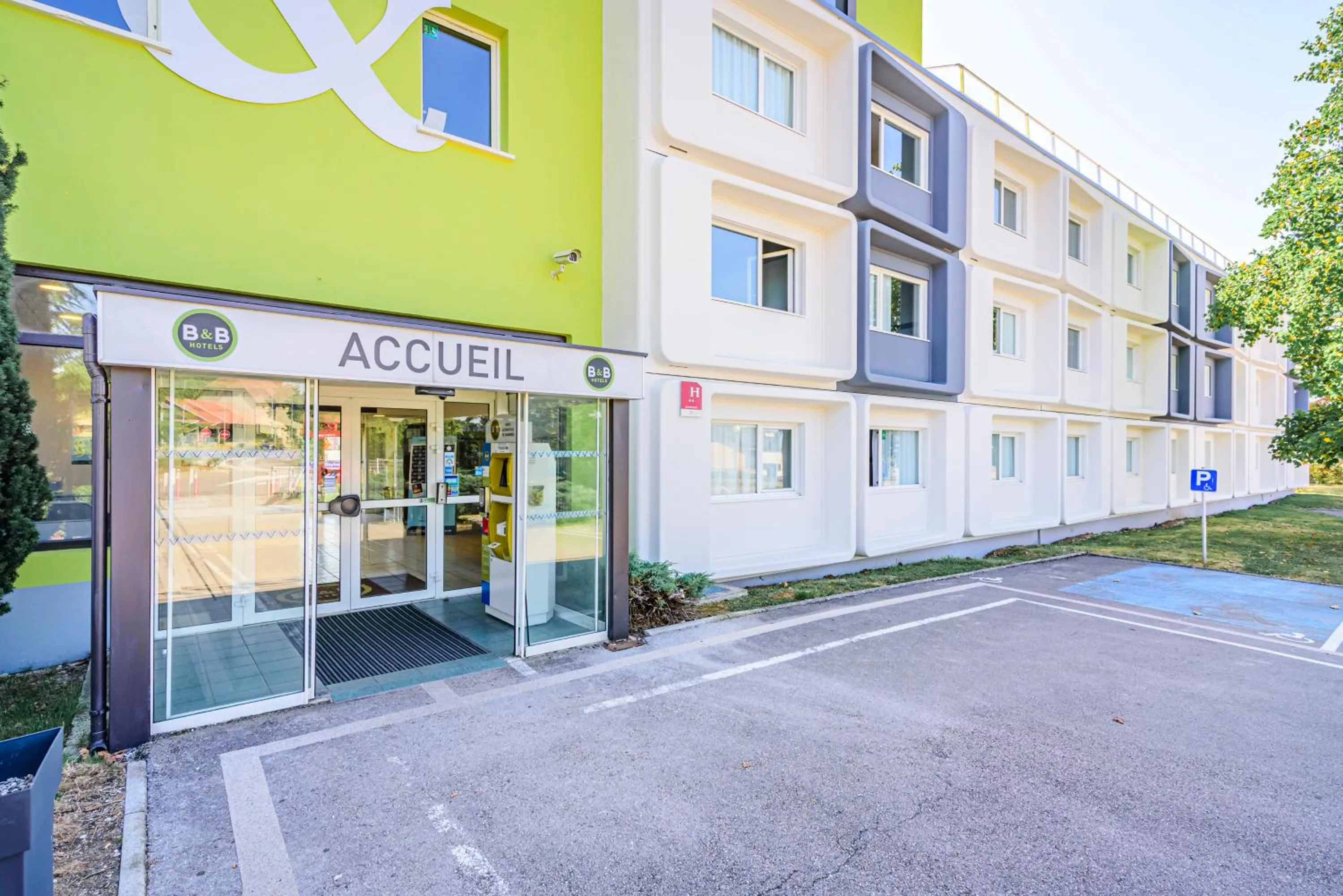 Facade/entrance in B&B HOTEL Besançon Chateaufarine