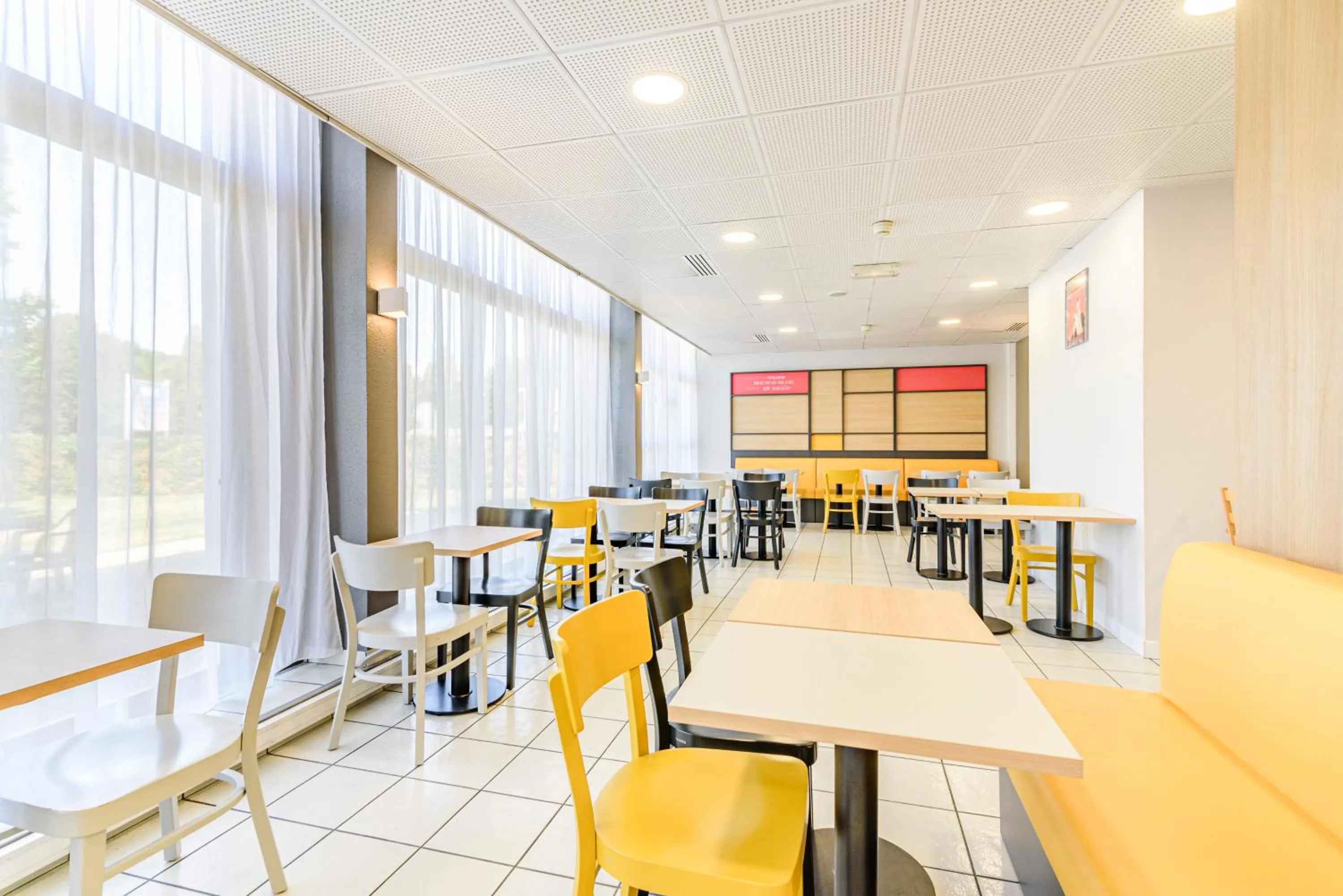 Buffet breakfast in B&B HOTEL Besançon Chateaufarine