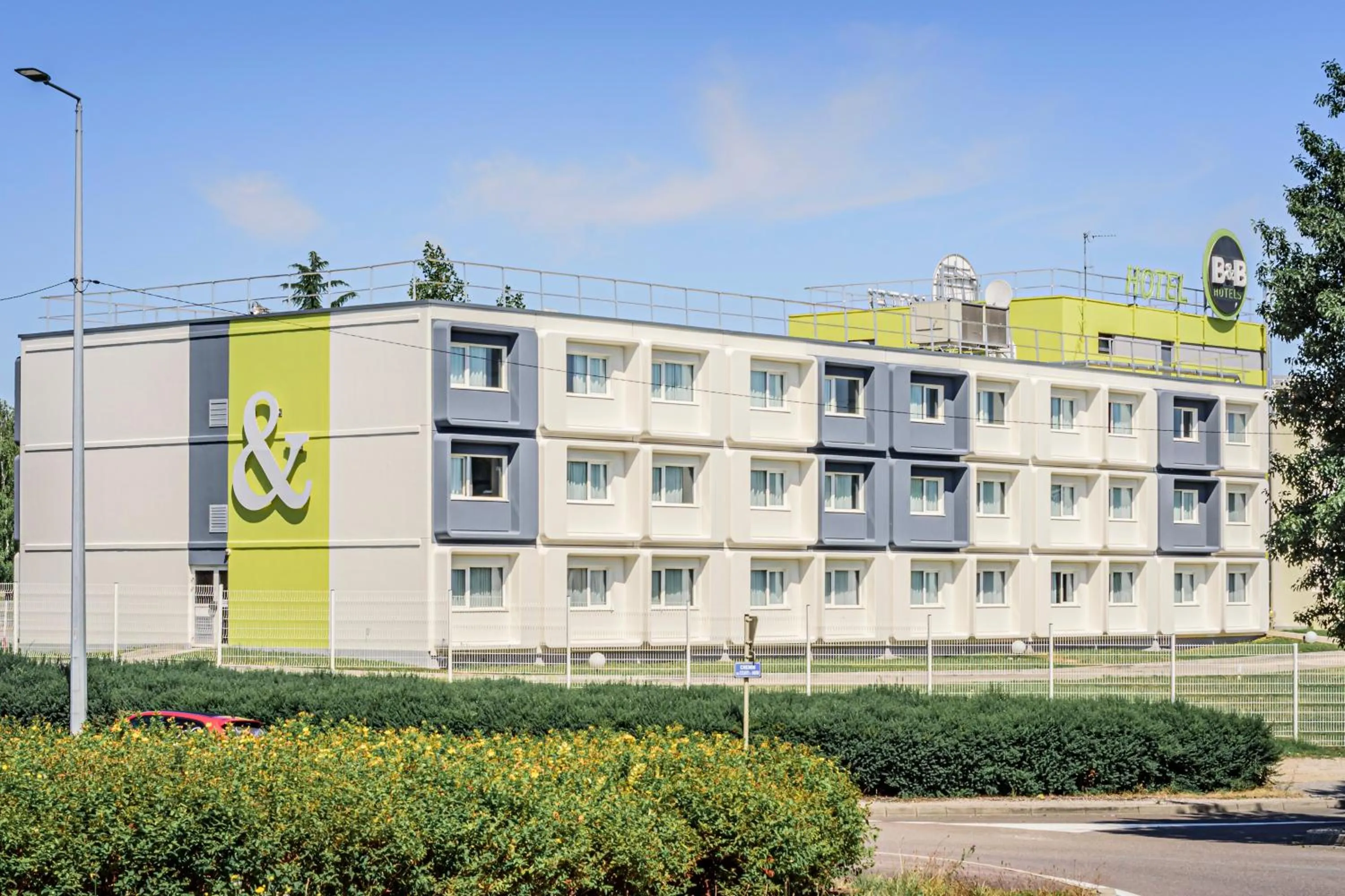 Facade/entrance in B&B HOTEL Besançon Chateaufarine