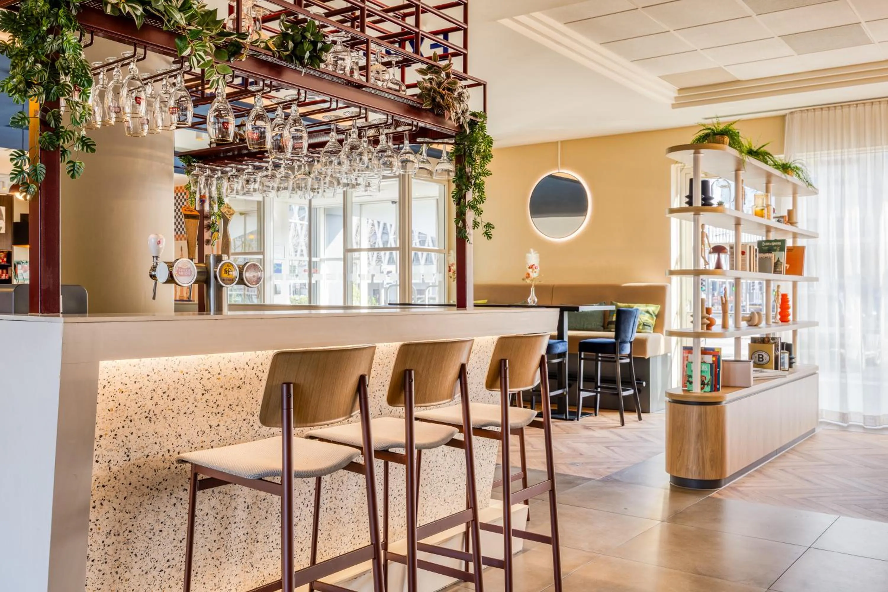 Lounge or bar in Holiday Inn Express Antwerpen City North by IHG