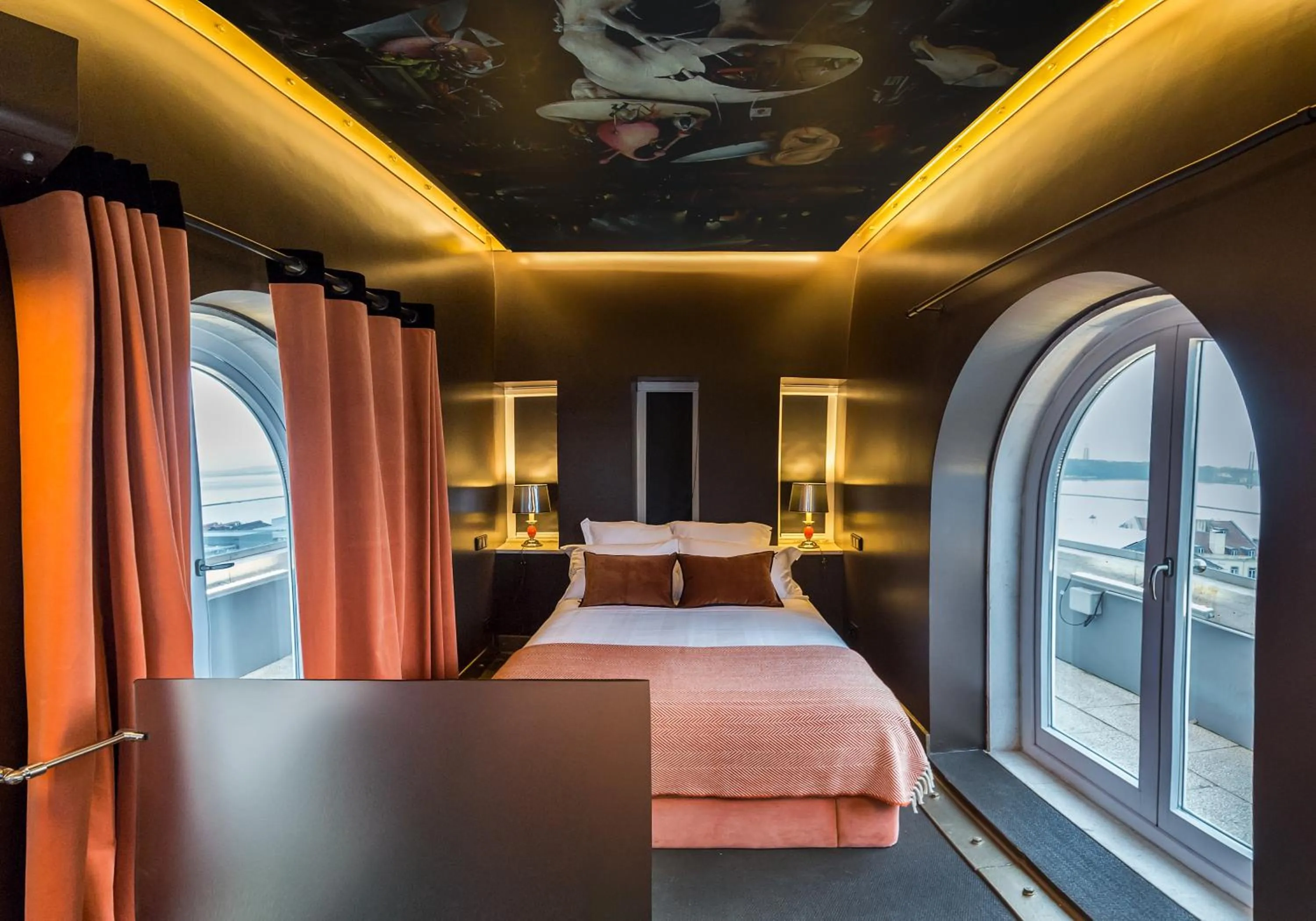 Bed in Lisbon Five Stars Apartments 8 Building