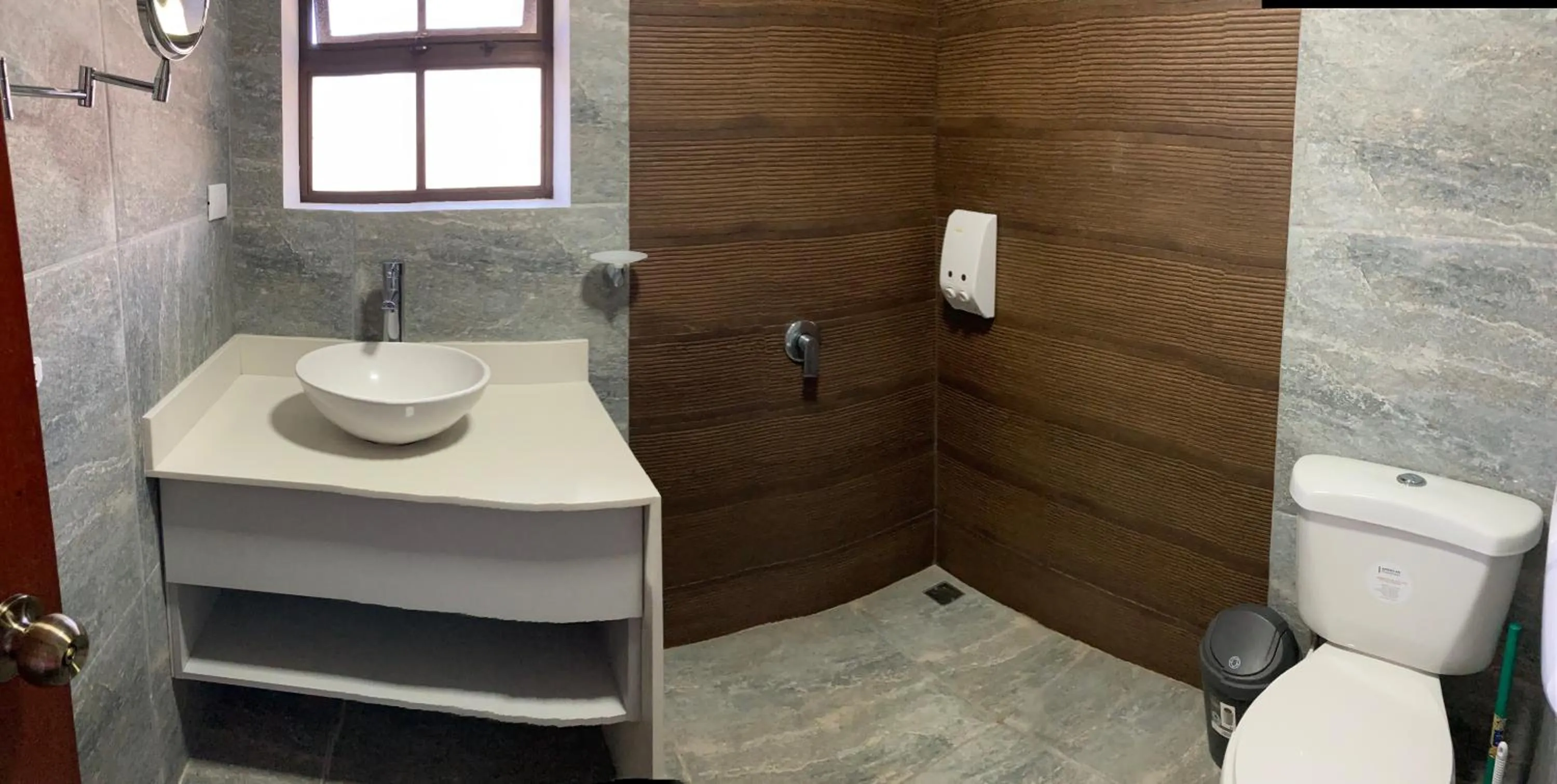 Shower in Los Héroes