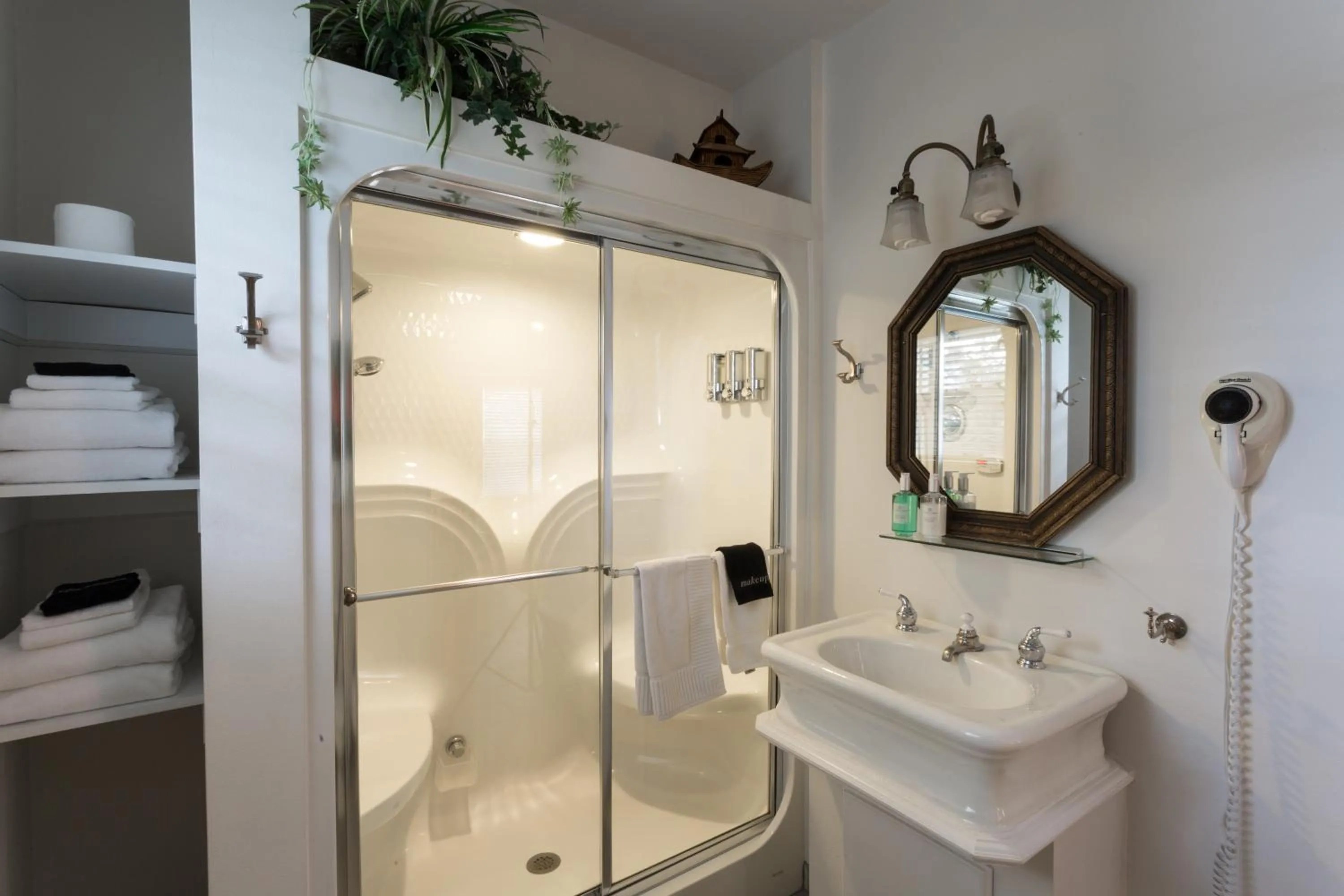 Shower in Stewart Inn