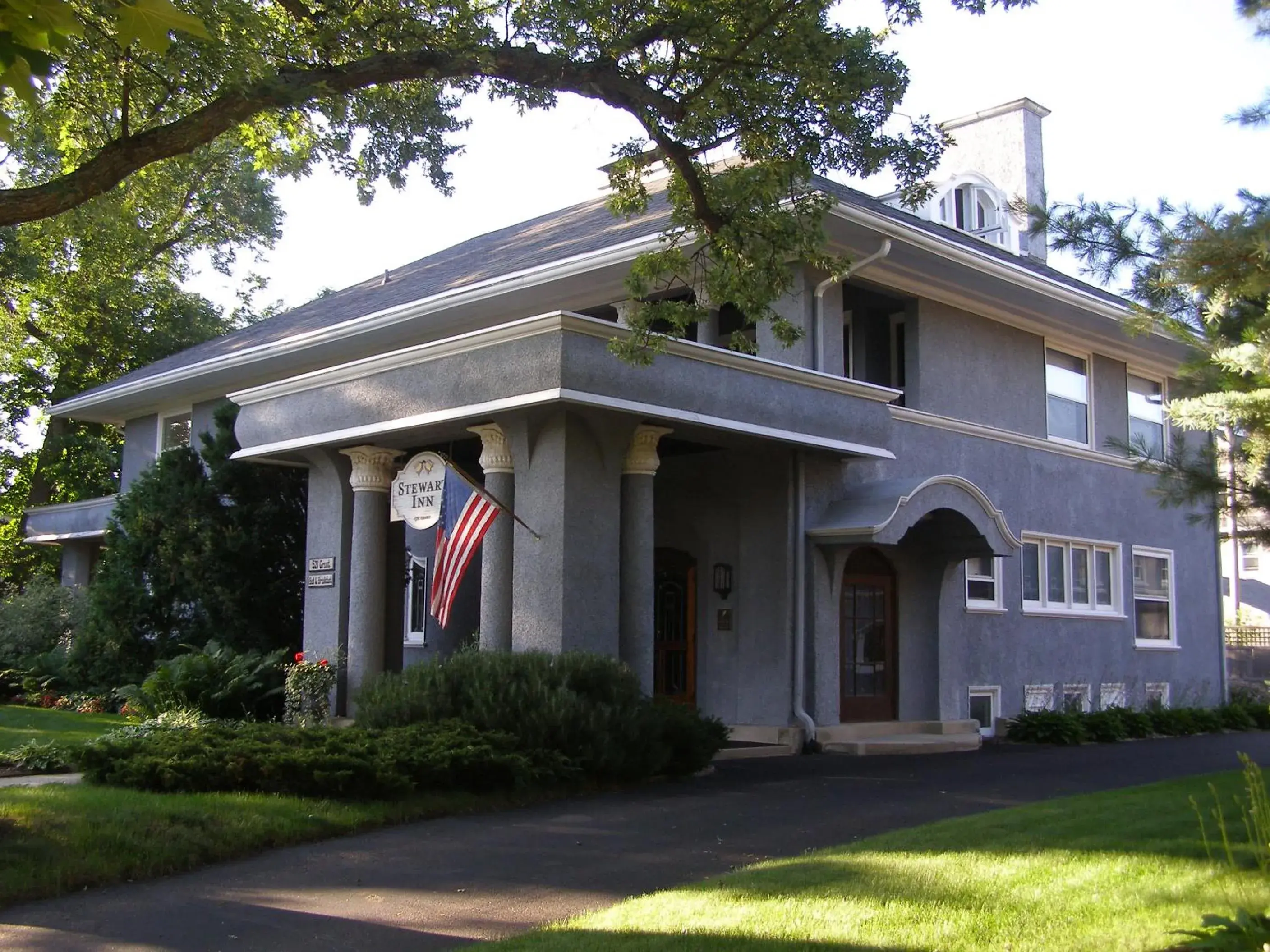 Property building in Stewart Inn Property building in Stewart Inn