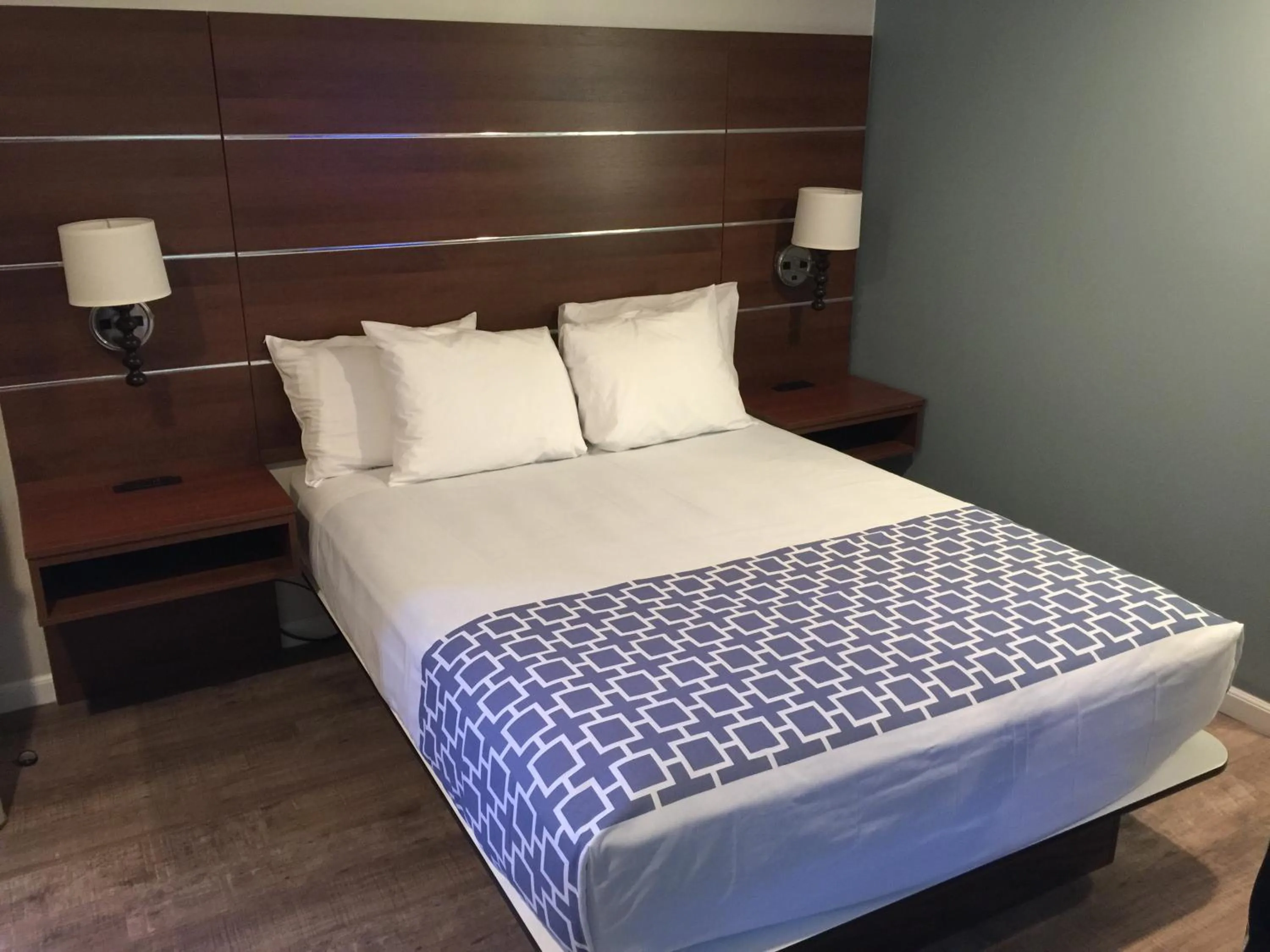 Bedroom, Bed in Sterling Inn