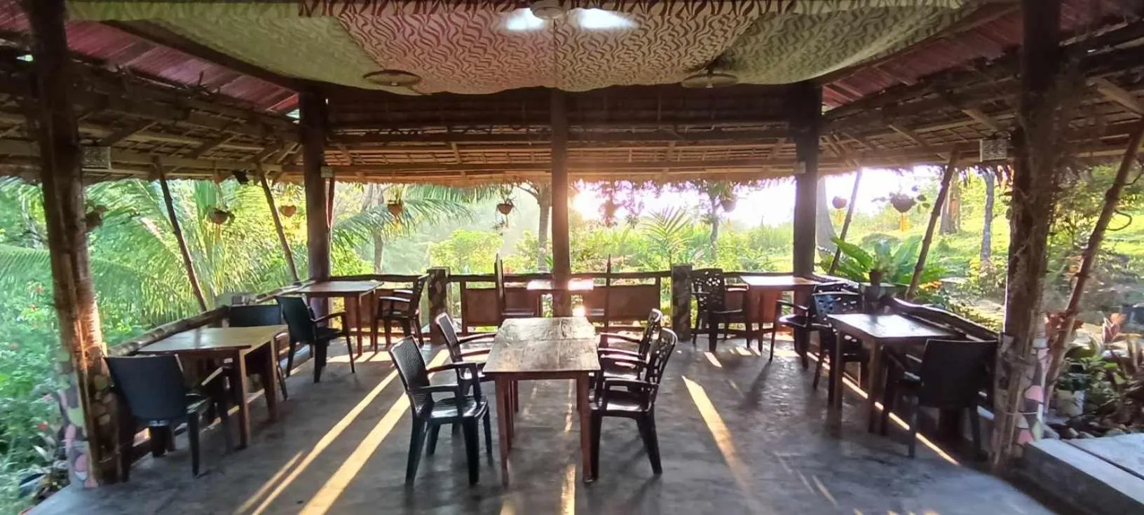 Restaurant/places to eat in Erlittop Garden Eco Lodge