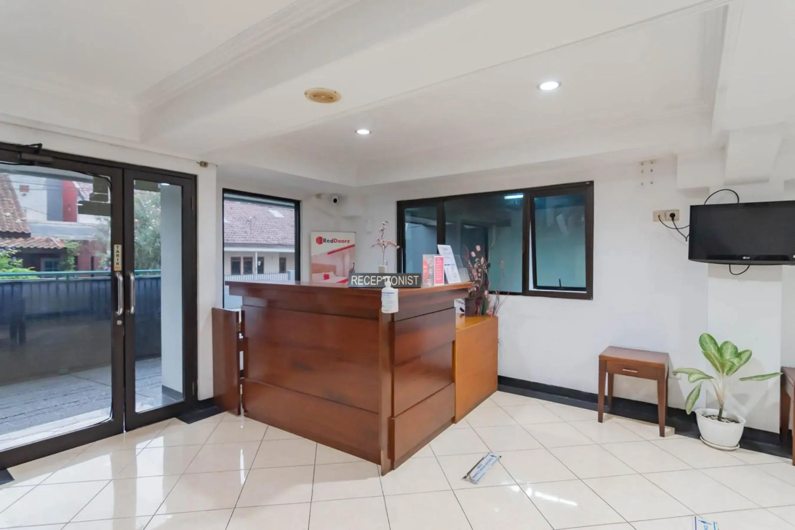 Lobby or reception in RedDoorz Plus at Buah Batu Lobby or reception in RedDoorz Plus at Buah Batu