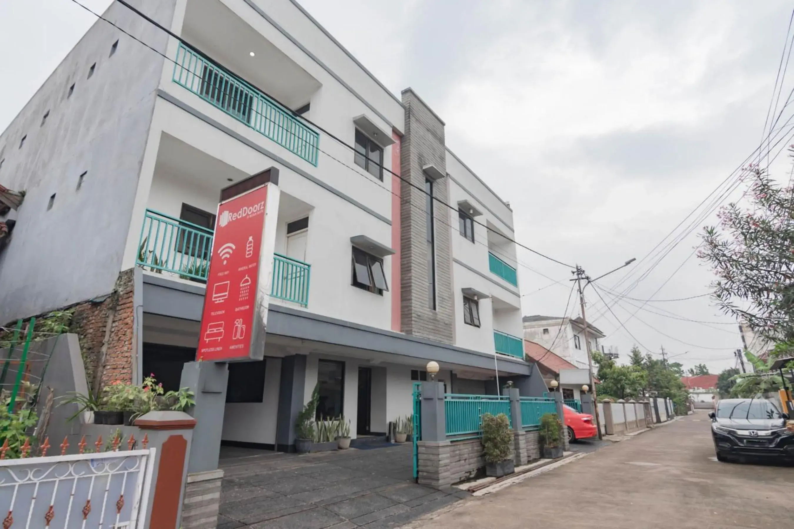 Property building in RedDoorz Plus at Buah Batu Property building in RedDoorz Plus at Buah Batu
