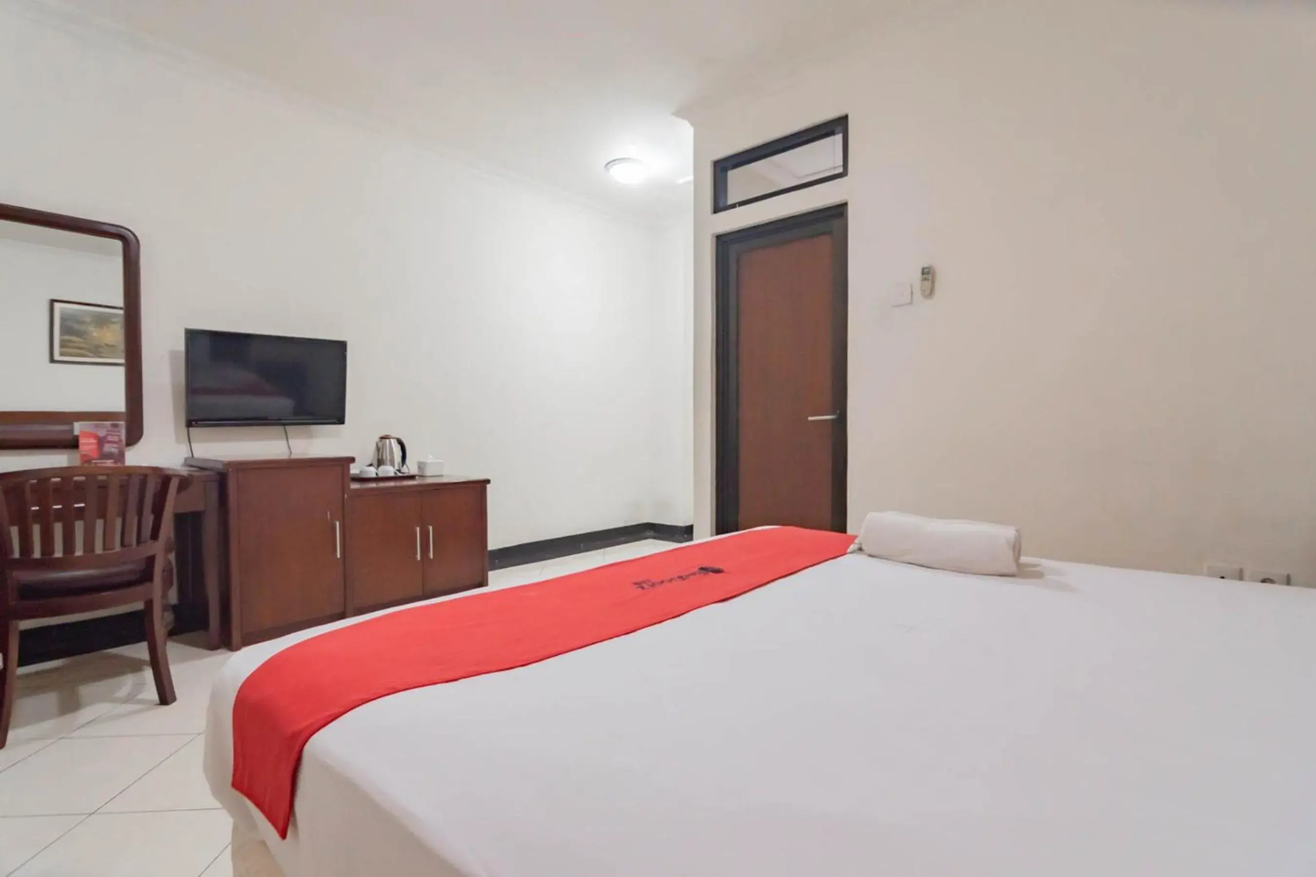 Bedroom, Bed in RedDoorz Plus at Buah Batu Bedroom, Bed in RedDoorz Plus at Buah Batu