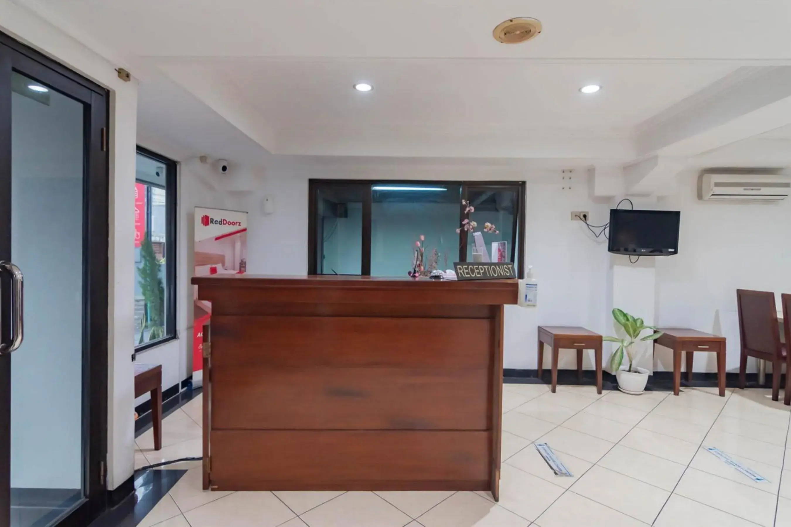 Lobby or reception in RedDoorz Plus at Buah Batu Lobby or reception in RedDoorz Plus at Buah Batu