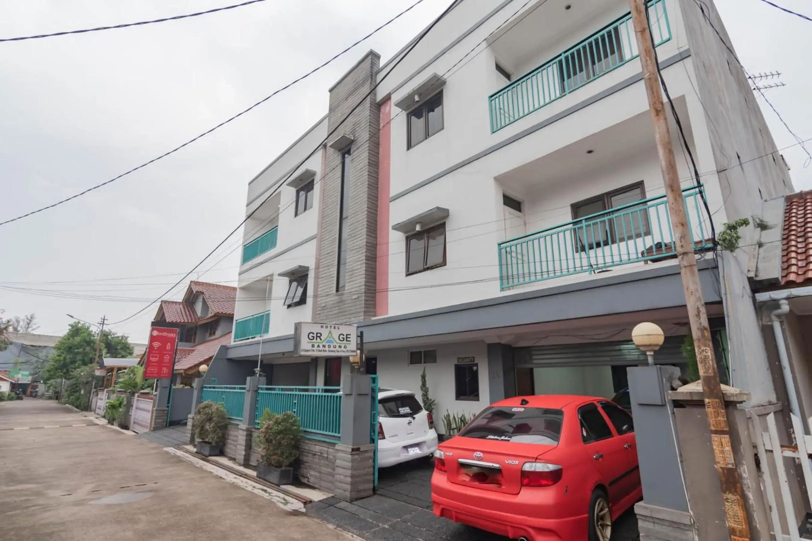 Property building in RedDoorz Plus at Buah Batu Property building in RedDoorz Plus at Buah Batu