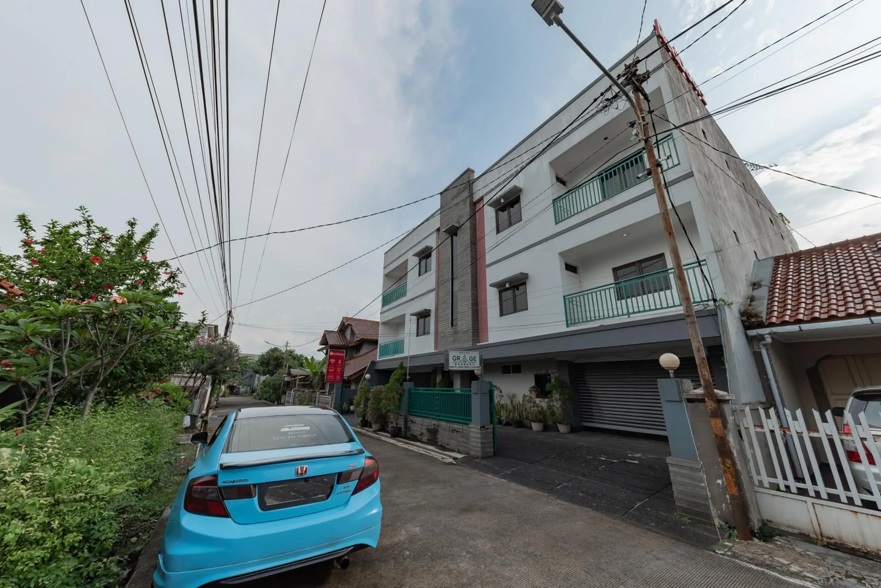 Facade/entrance in RedDoorz Plus at Buah Batu Facade/entrance in RedDoorz Plus at Buah Batu