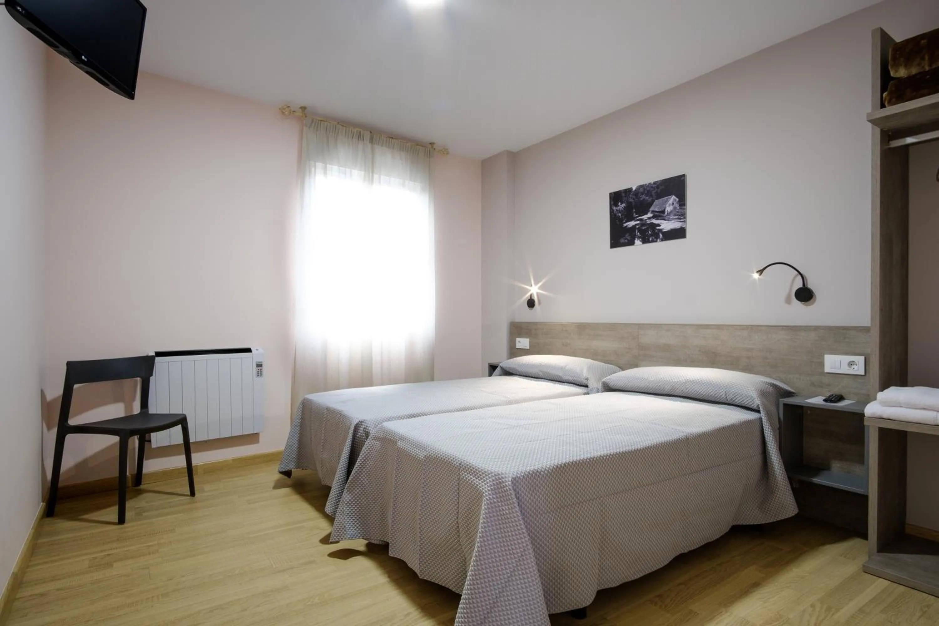 Photo of the whole room, Bed in Albergue Pensión Cima do Lugar