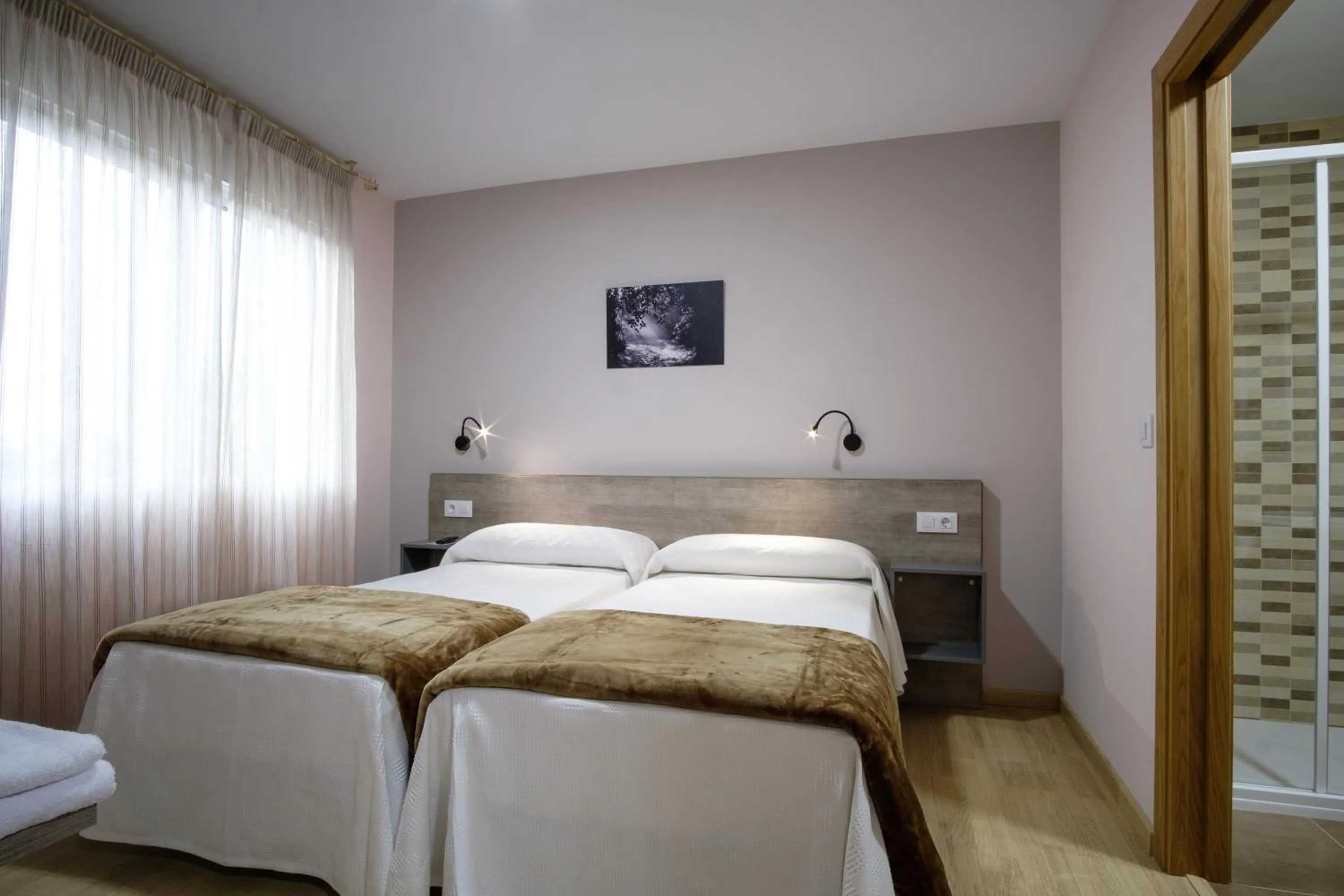 Photo of the whole room, Bed in Albergue Pensión Cima do Lugar