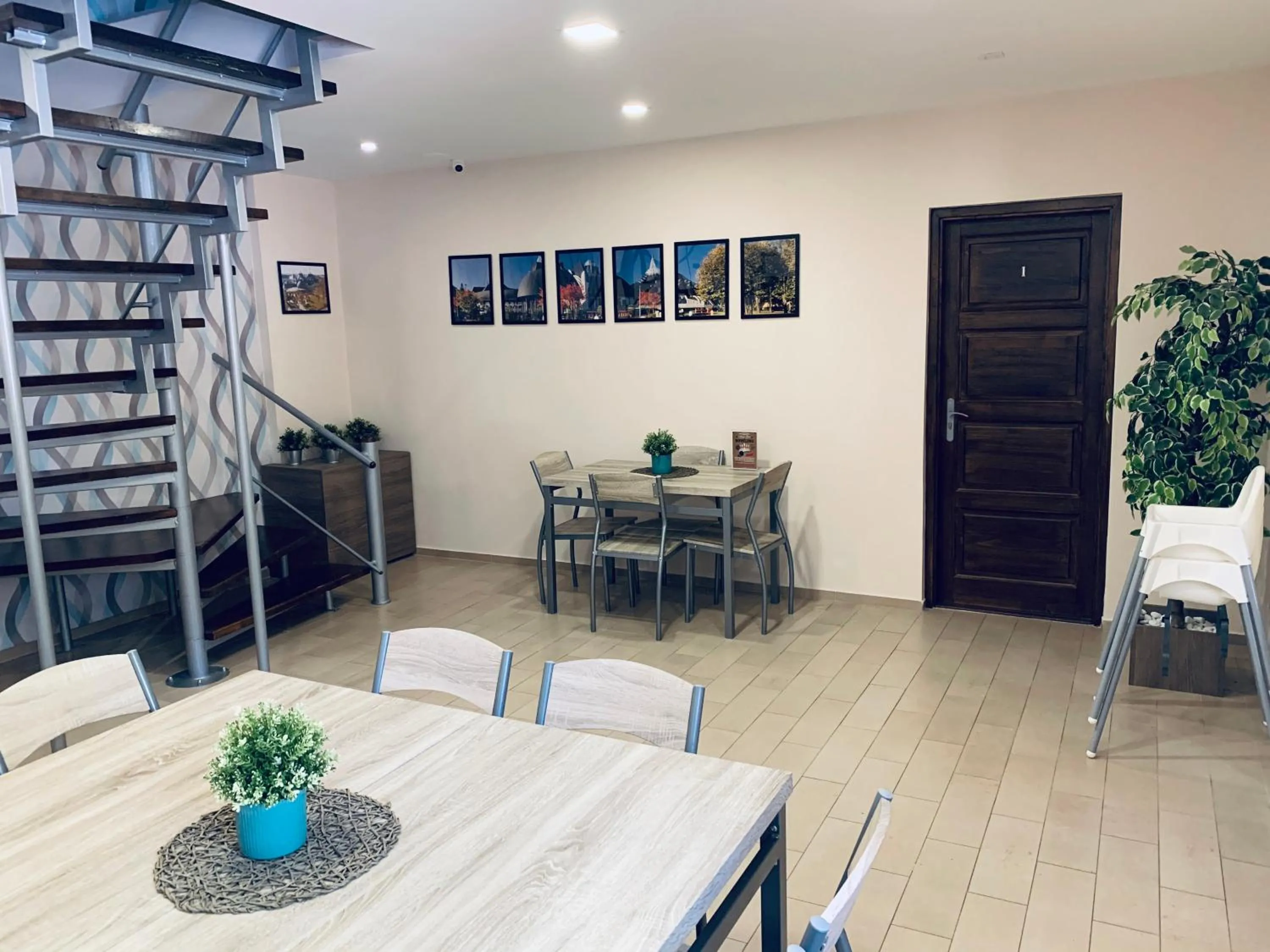 Communal lounge/ TV room in Thermal Apartman