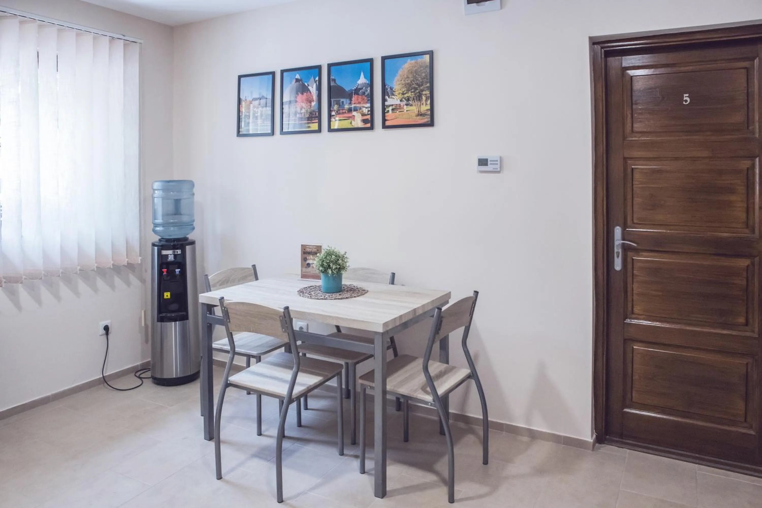 Communal lounge/ TV room in Thermal Apartman